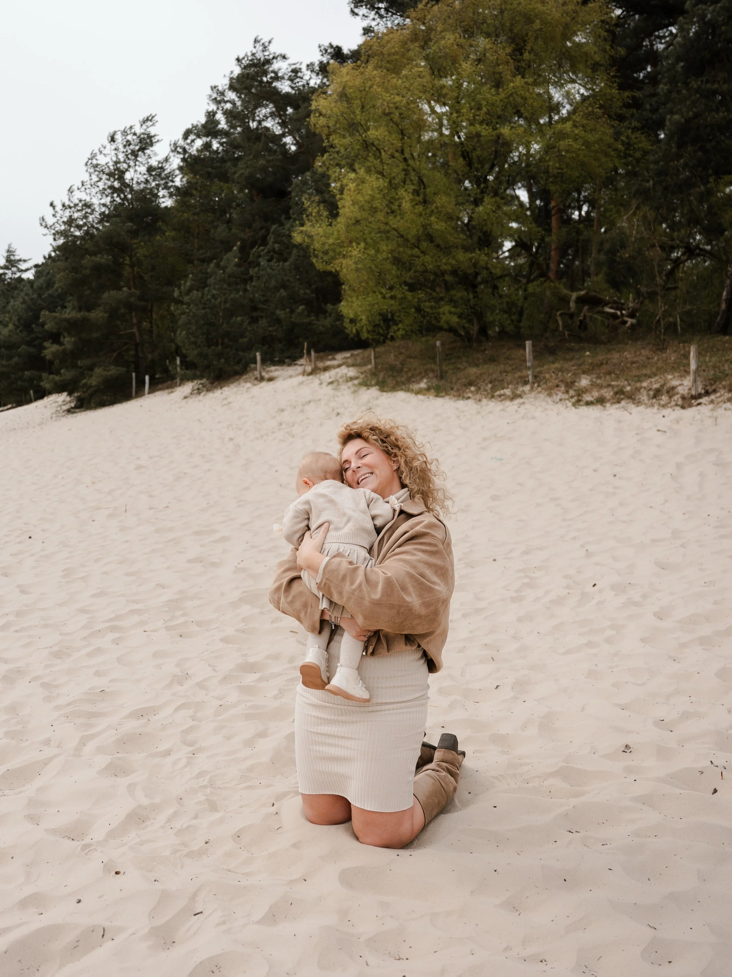 Laatst was lieve Kim samen met haar prachtige dochter en moeder bij mij tijdens de moederdag mini shoot! Zo ontzettend waardevol om dit voor altijd vast te leggen. En omdat het 365 dagen per jaar moederdag is 🌸🩷

Dankjewel lieve Kim dat je weer voo