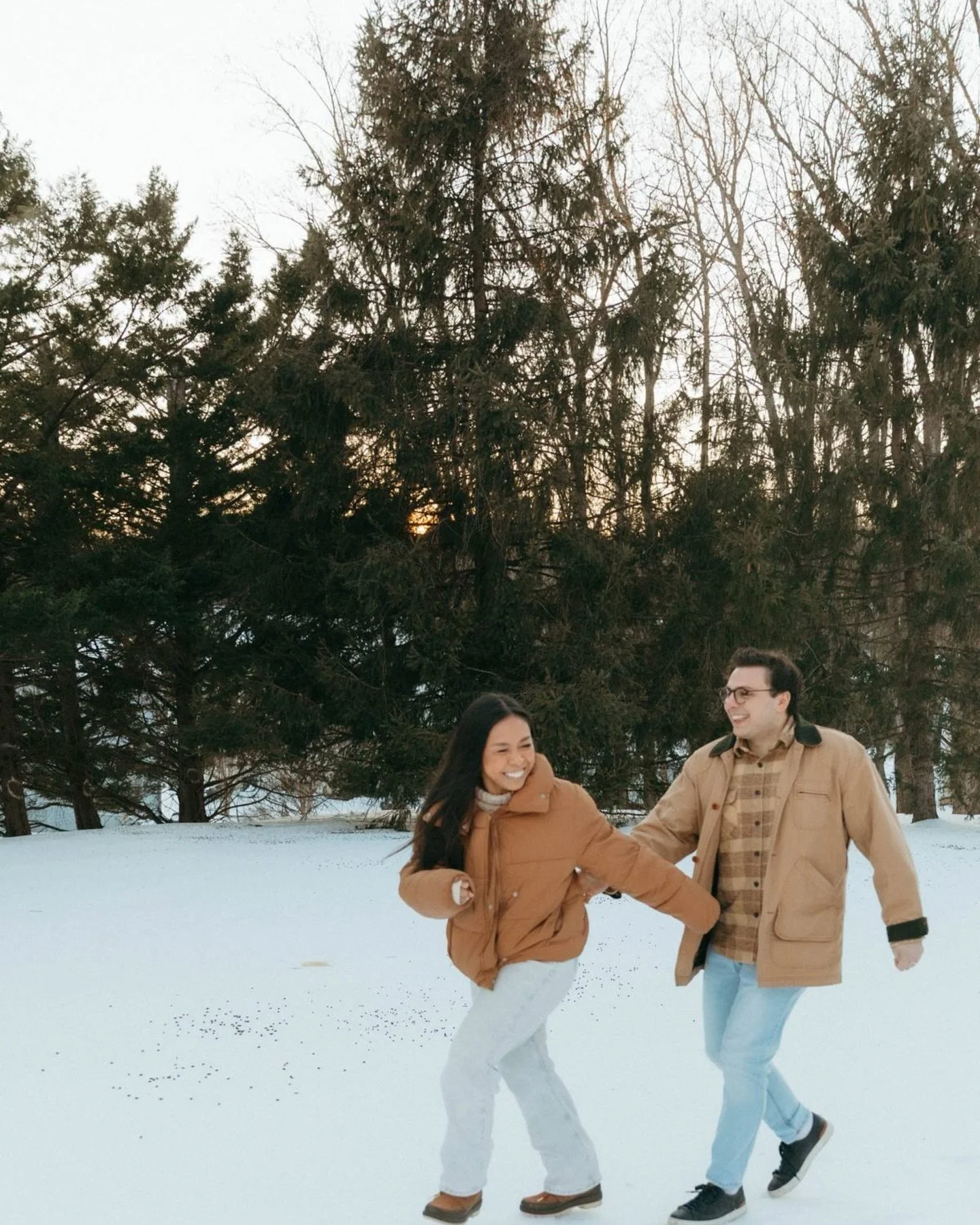We were SO looking forward to snowy pictures in my backyard, but were not prepared for it being an ice rink 😂 I may or may not have a bruise, but this session was so worth it with Kelsey and Frank. They could seriously be ice skaters and honestly, t