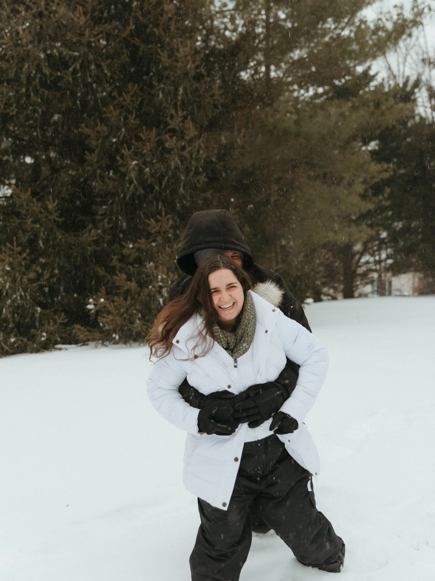 Okay but&hellip; how sweet are Maria &amp; James in the snow?! ❄️ It&rsquo;s still coming down, and my backyard is turning into the dreamiest winter backdrop. Who&rsquo;s up for snowy photos while it lasts? 🤍