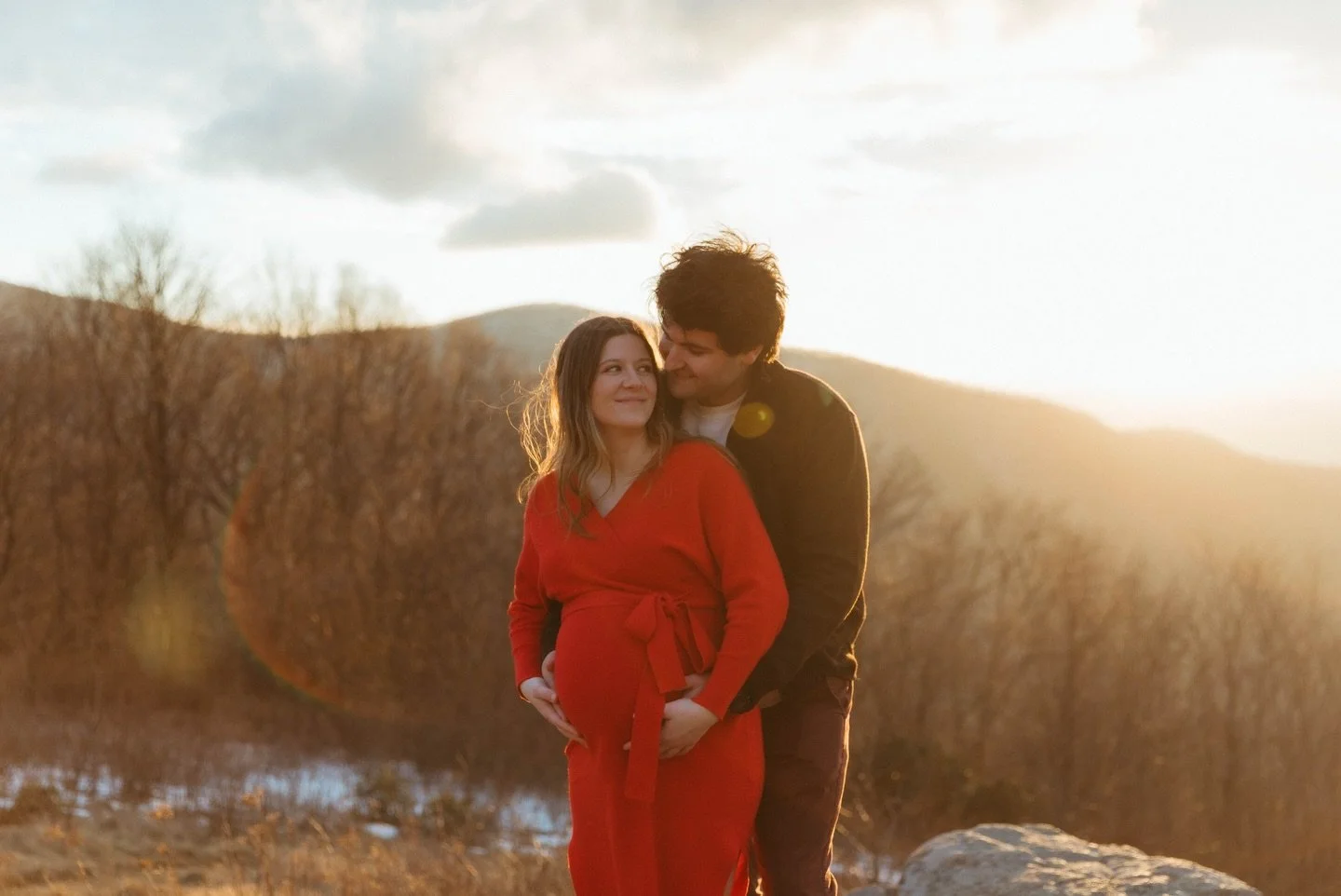 Cold air, quiet mountains and a love that felt warm through it all ❤️ Erinn and James braved a Shenandoah winter to document a season of waiting. It was SO worth it!