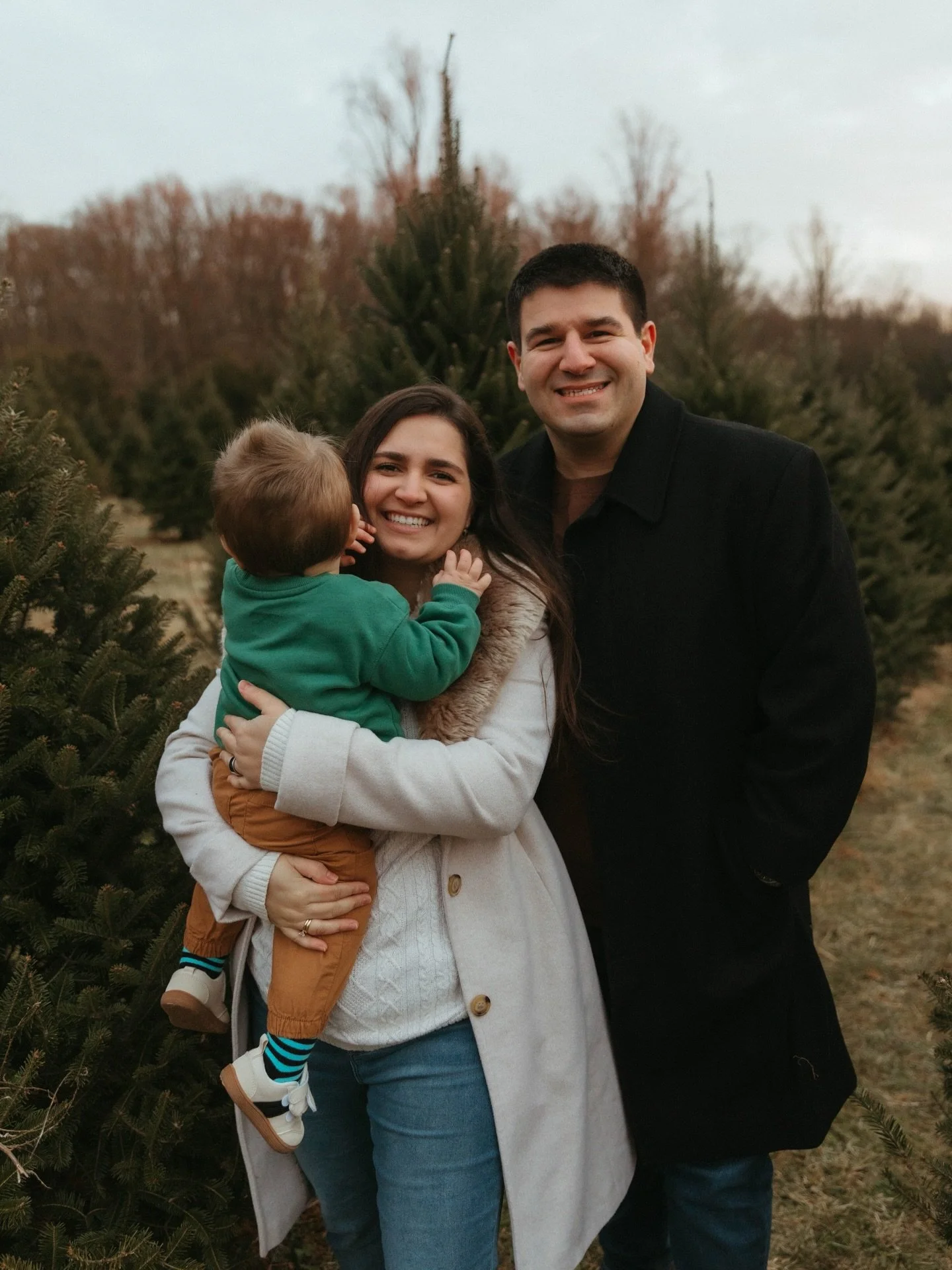 How fast can we take Christmas photos in under 32&deg; weather? ❄️ Turns out, pretty fast when it&rsquo;s with family. My sister&rsquo;s family is always the sweetest to photograph, even in the cold. And if you&rsquo;re still dreaming of Christmas ca