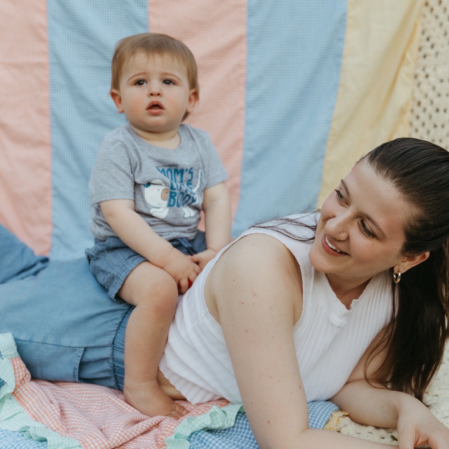 I am so excited for Mother&rsquo;s Day minis this year 🤍
Inspired by our moms, and the generations of women who came before us, this year&rsquo;s backdrop is something meaningful that you bring. A quilt, a blanket, something that holds memories.
The
