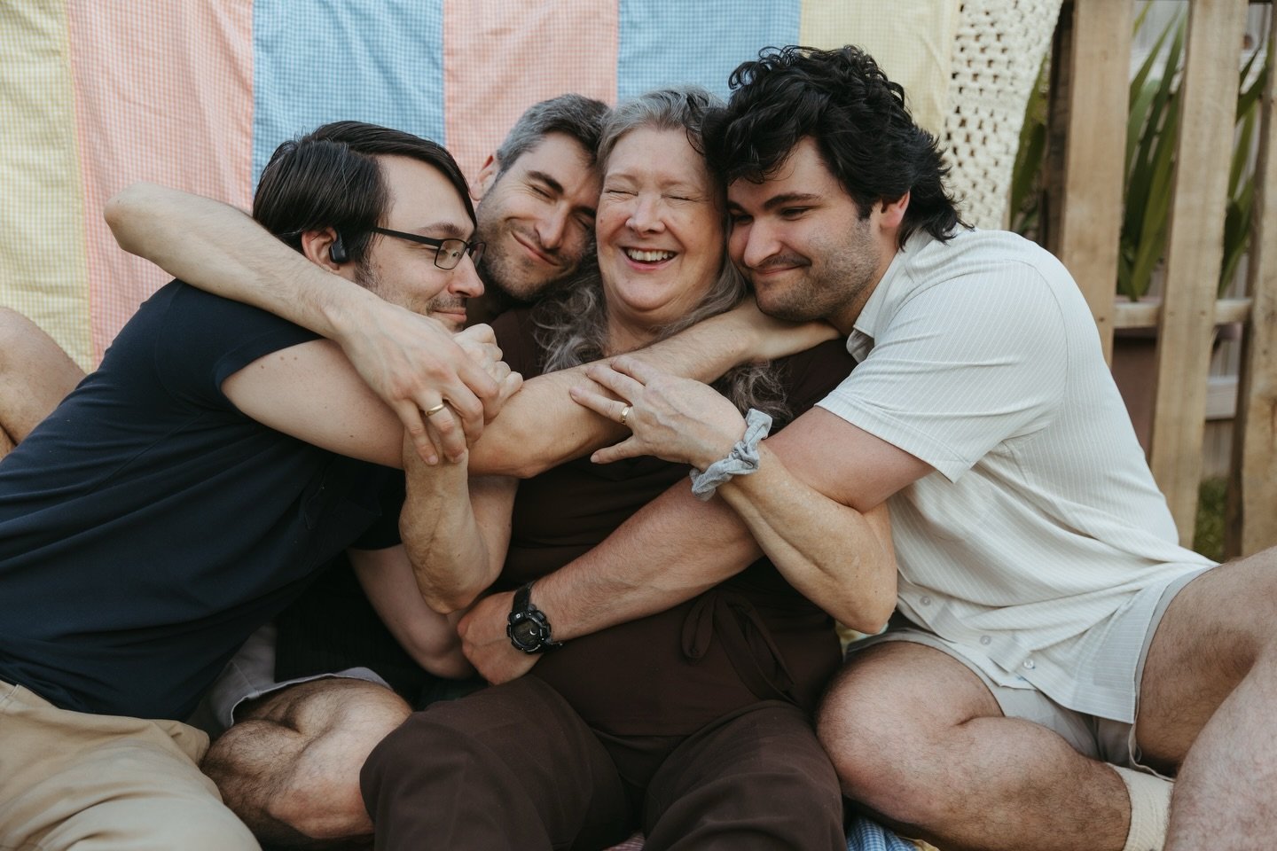 You are never too old to take a picture with your mama 🤍 and it&rsquo;s never too late to plan a photoshoot with her! The quilt in the backdrop of these photos were made for her boys, who are all grown up now with their own boys 🥹 I am so looking f