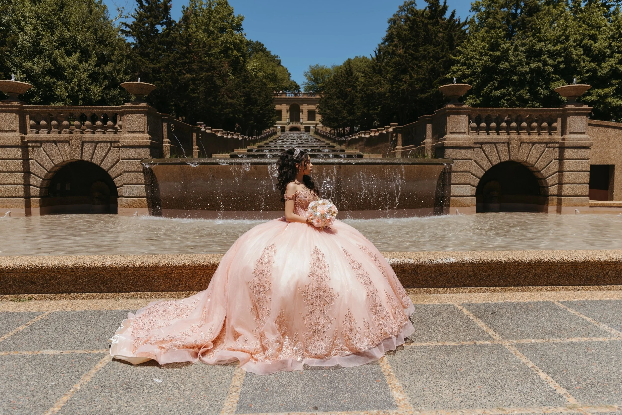 Have you guys been to Meridian Hill Park since it has re-opened? It is BEAUTIFUL! When I sent videos of this place to my friends, they couldn&rsquo;t believe we were in DC! It was the perfect backdrop for these quincea&ntilde;era photos 😍 truly fit 