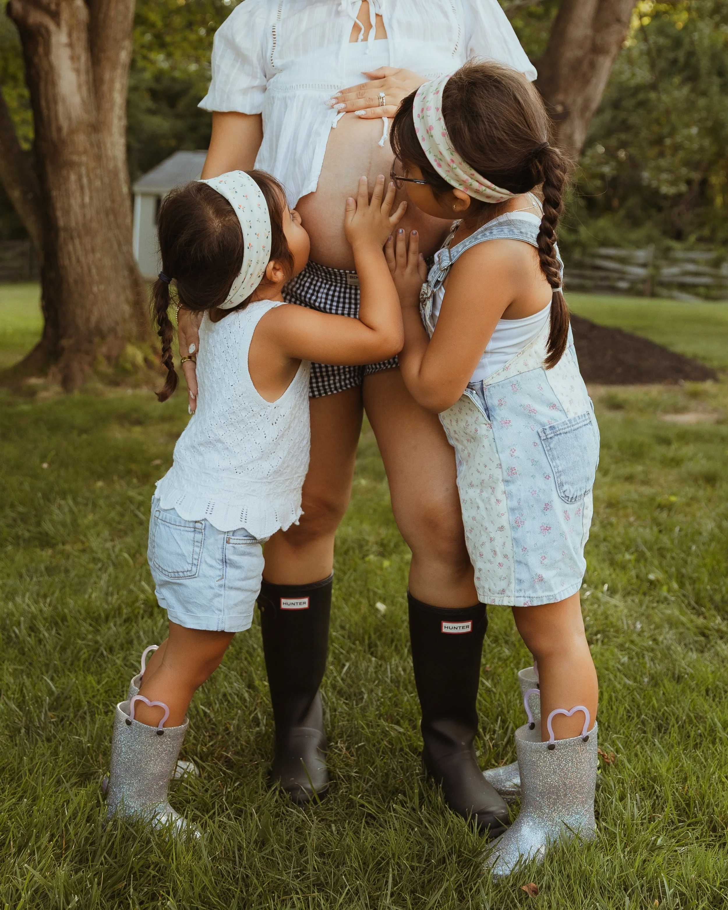 I always love a mommy and me session!! Especially a maternity one! This shoot felt so special to capture 🥹 
&bull;
&bull;
&bull;
&bull;
&bull;
DMV maternity photographer, DMV maternity photography, Maryland maternity photographer, Maryland pregnancy