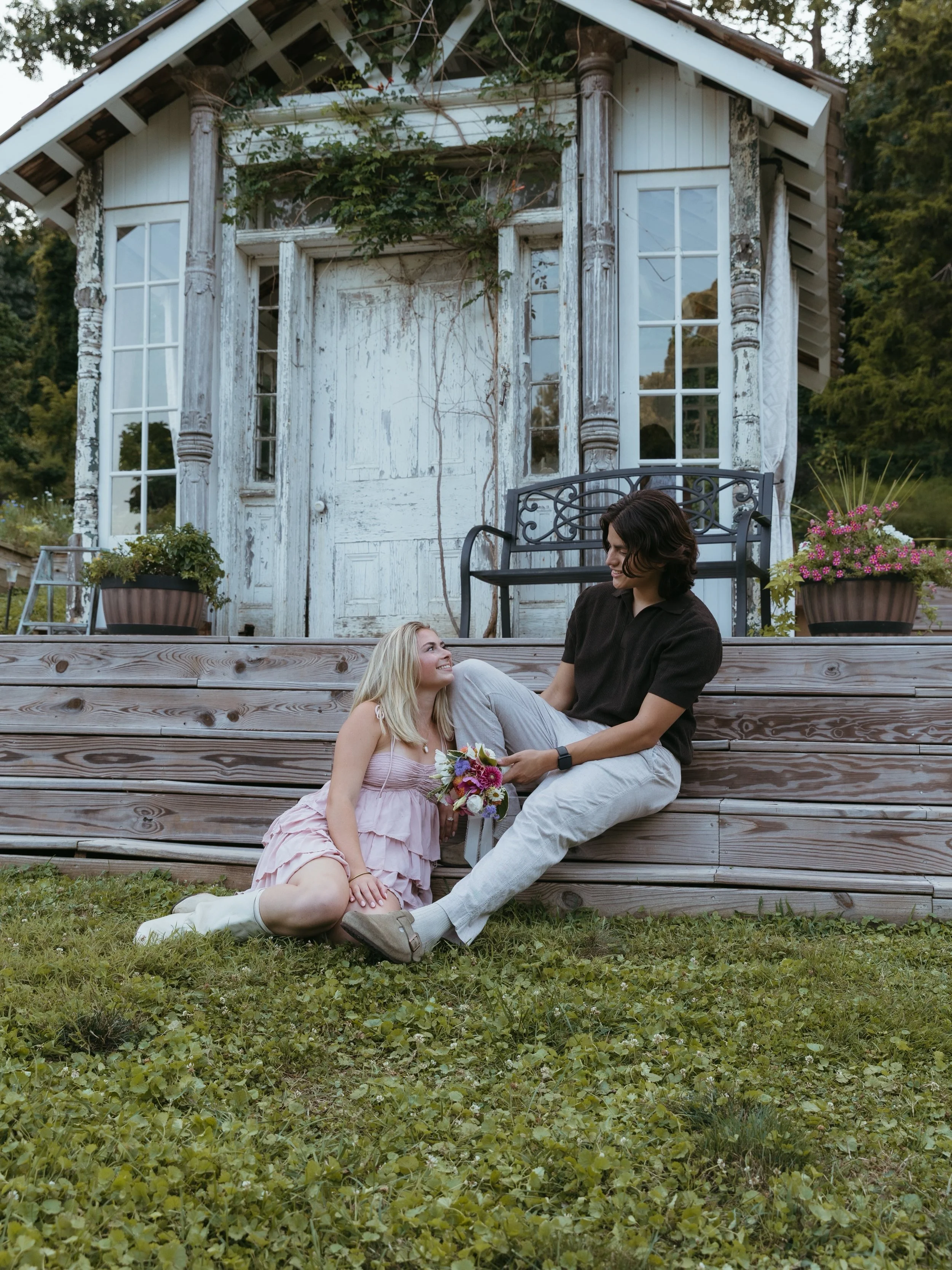 POV: you just proposed at the Dahlia Den &amp; Garden 💍🌸✨
&hellip;and somehow the whole garden feels a little more magical. 🥹💕
A perfectly planned little moment, surrounded by flowers, good dessert, and the person you want forever with. 🤍
📍 Ven