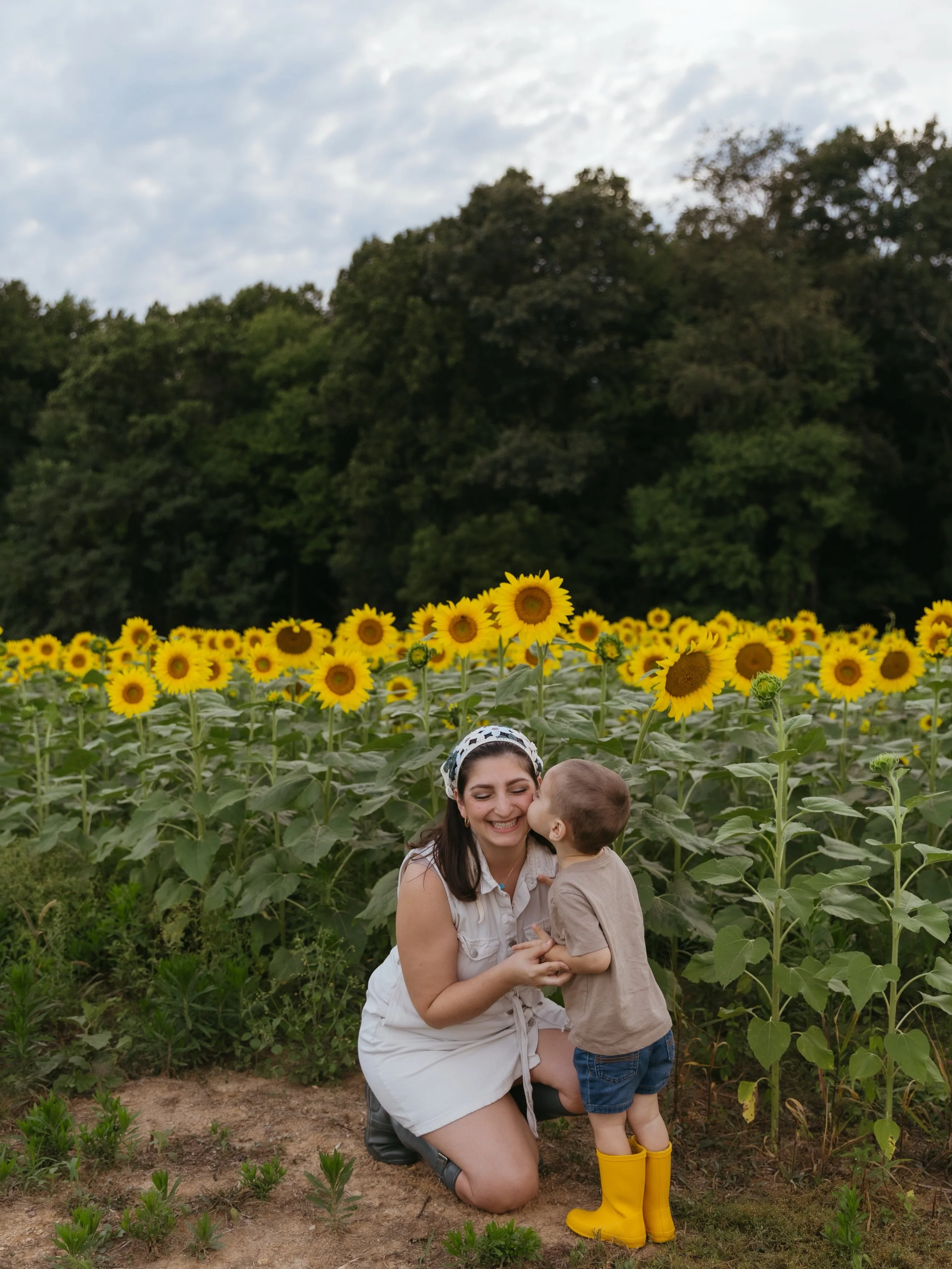 Sunflower season is my favorite season! 🌻 I&rsquo;m so lucky to have found so many sunflower fields to visit. This was so fun with my baby and my cousin! 💛 shoot me a message if you want sunflower photos!

.
.
.
.
.
.
.

DMV portrait photographer, 