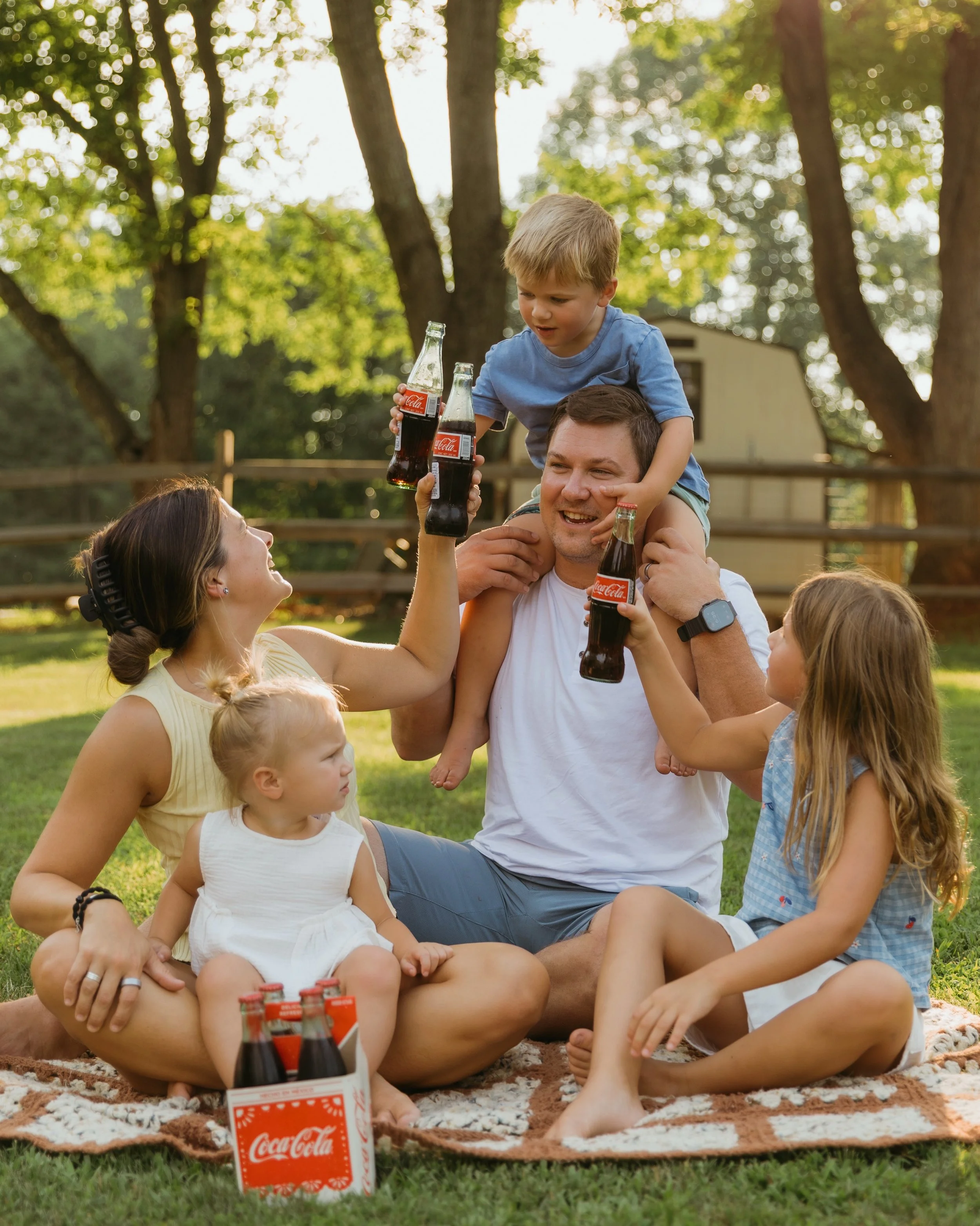 Another fun filled backyard session 🤍 I know some people sometimes think they need a big, beautiful location for family photos, but some of my favorite sessions happen right at home! 
Thank you @kaitlinturnerphoto for organizing this fun backyard se