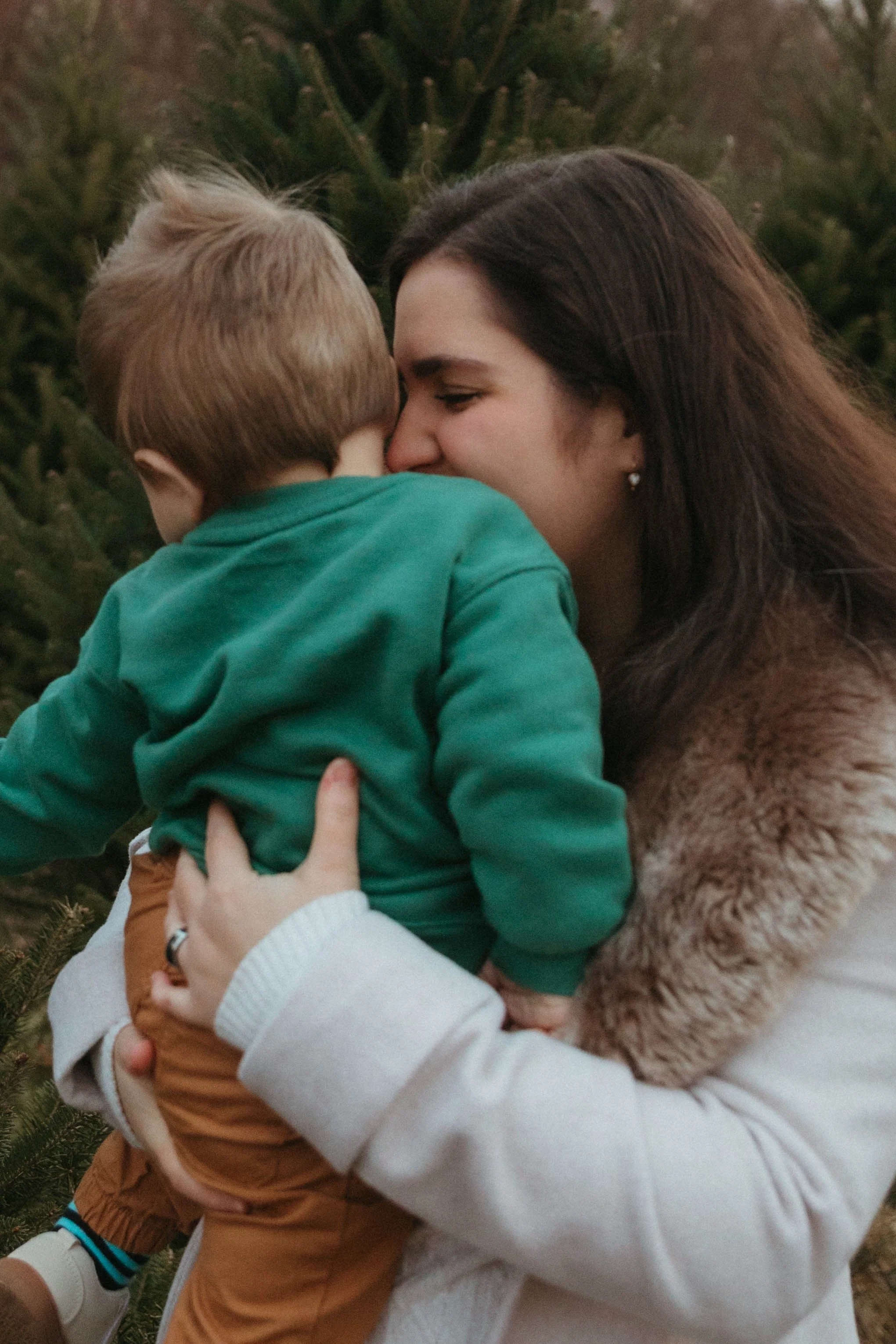 christmas tree farm photos maryland, mom hugging baby