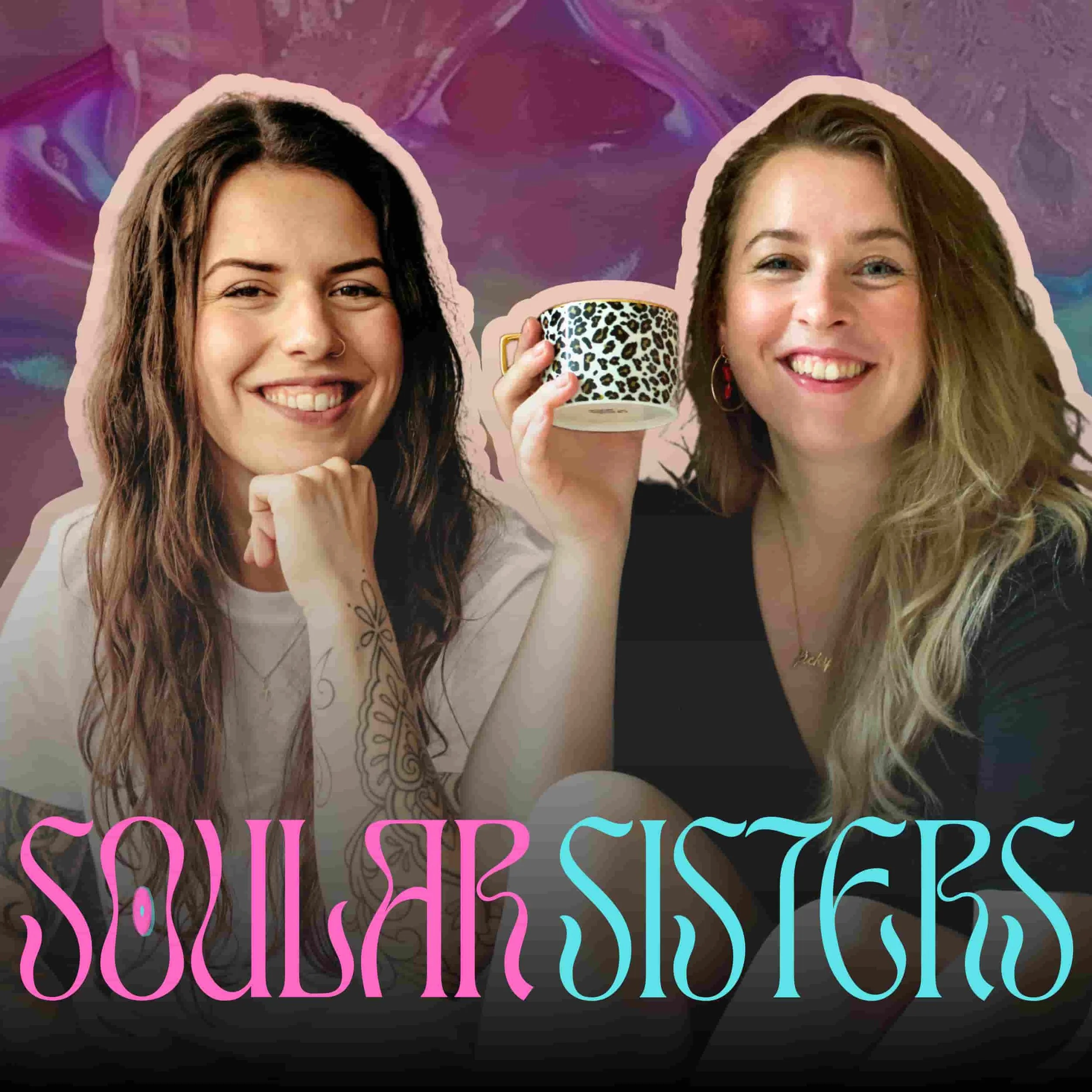 Zwei lachende Frauen posieren mit einem schwarzen und weißen Leo-Muster-Becher vor einem farbigen, abstrakten Hintergrund. Der Text auf dem Bild lautet 'SOULARSISTERS' in pink und hellblau Schrift.