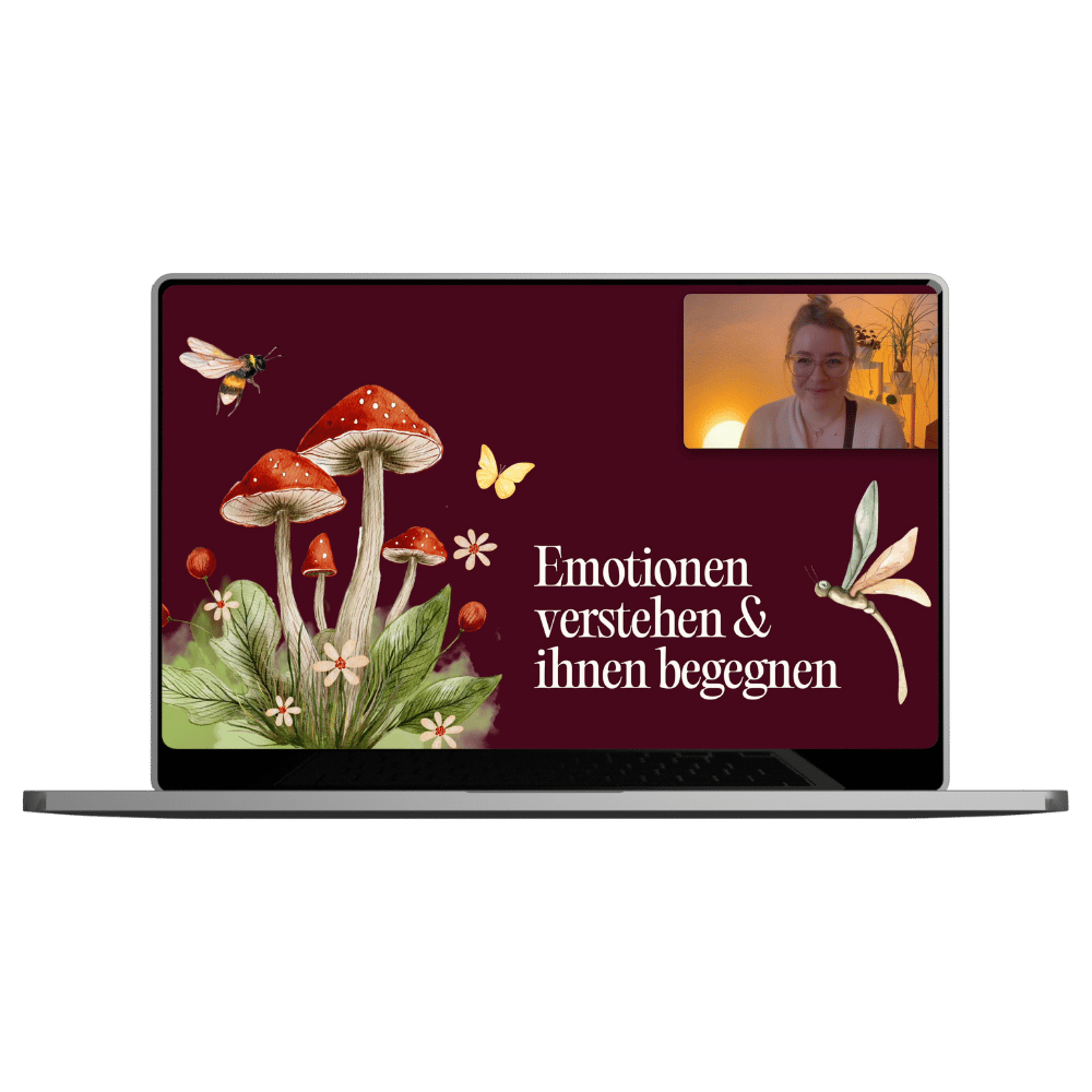 Laptop mit einem Bildschirm, der eine Präsentationsfolie zeigt mit Pilzen, Insekten und dem Text 'Emotionen verstehen & ihnen begegnen'. In einer kleinen Video-Call-Ansicht im oberen rechten Eck ist eine junge Frau mit Brille zu sehen, die lächelt.