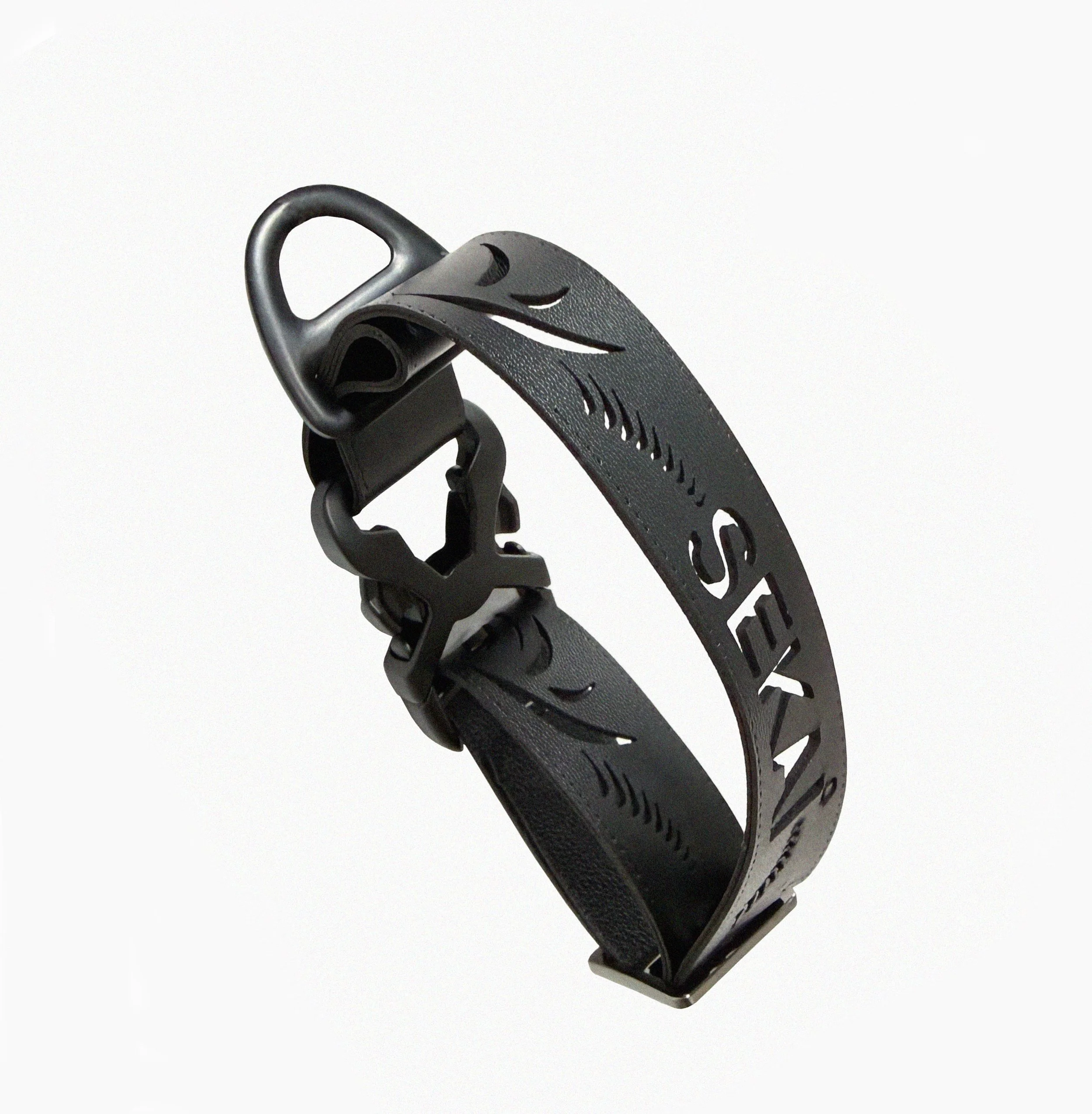 Cut differently. Walk differently.
A precise laser-cut pattern, a monochrome finish, and a coordinated collar-and-leash system.
The new SEKAIPET walking set is available now.
Discover it via the link in bio.