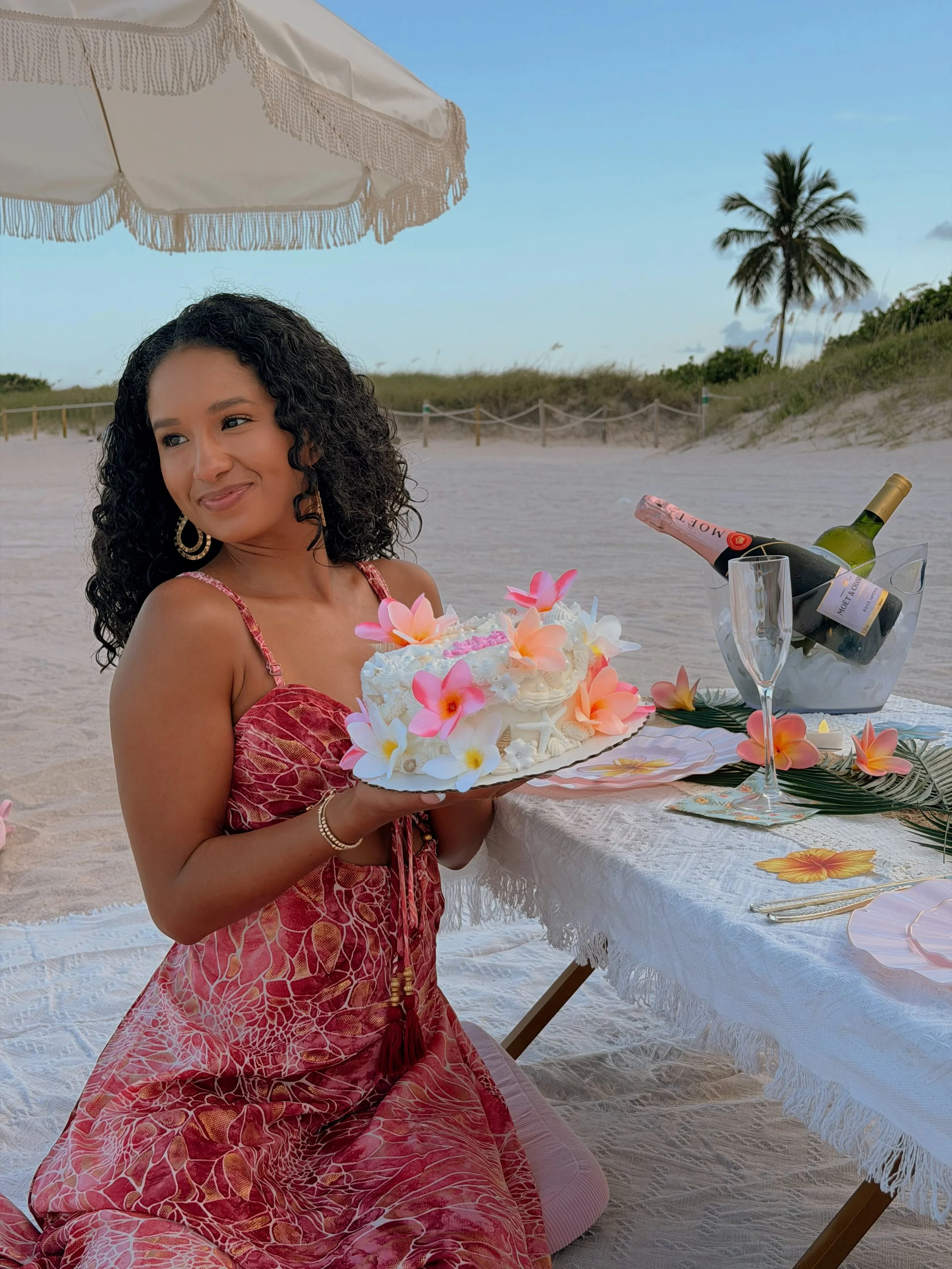 27 never looked so sweet 🌺 

Setting the scene for @kealaniruiz&rsquo;s beach picnic with the perfect South Beach sunset to end the night.

🧡
👙
🌟
🐚
💌
🌞
🫶🏽
🧚🏽&zwj;♀️
🥥

#birthdayideas #hosting #sunsetpicnic #eventplanning #girlsnight