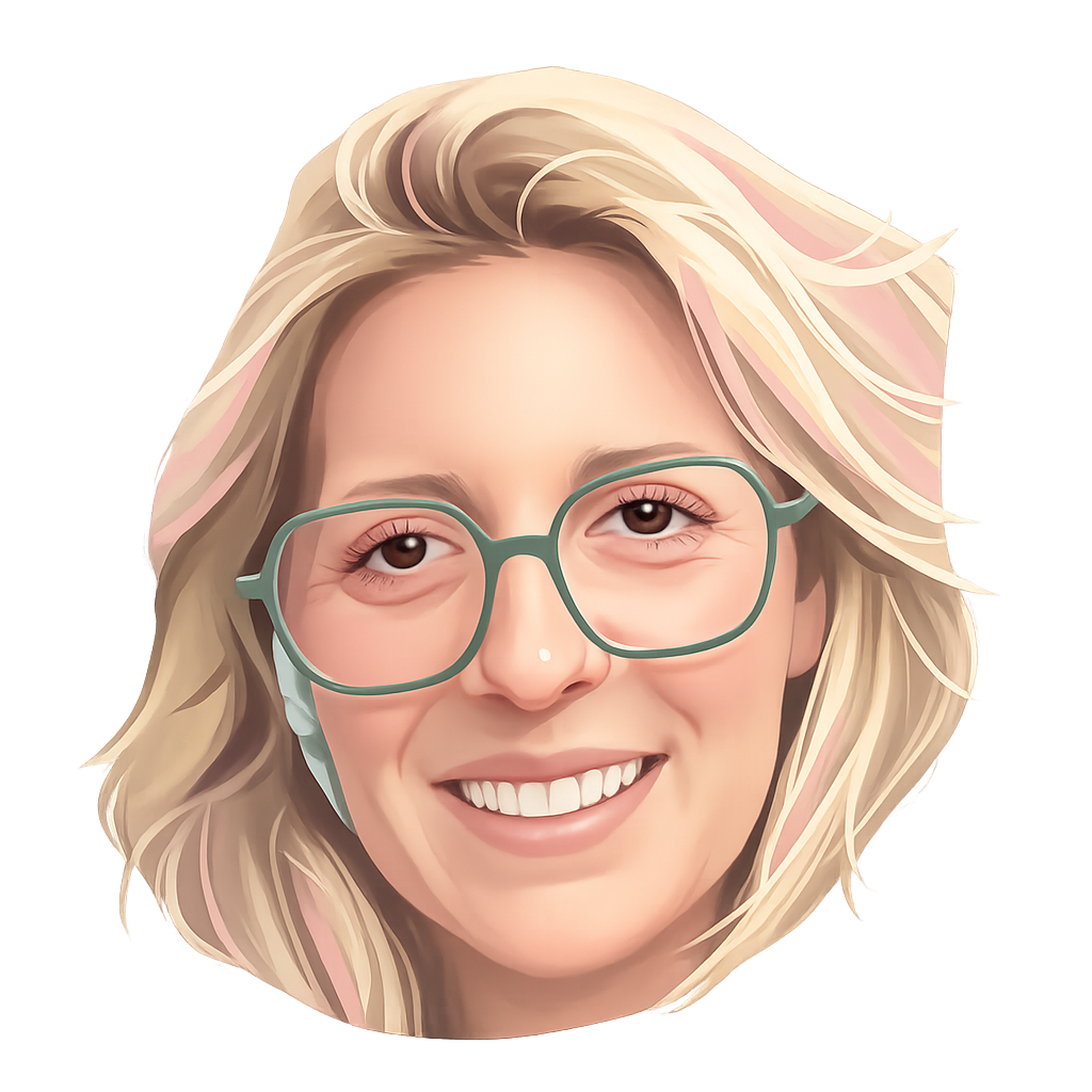 Portrait d'une femme souriante bienveillante avec des lunettes rondes et cheveux blonds.