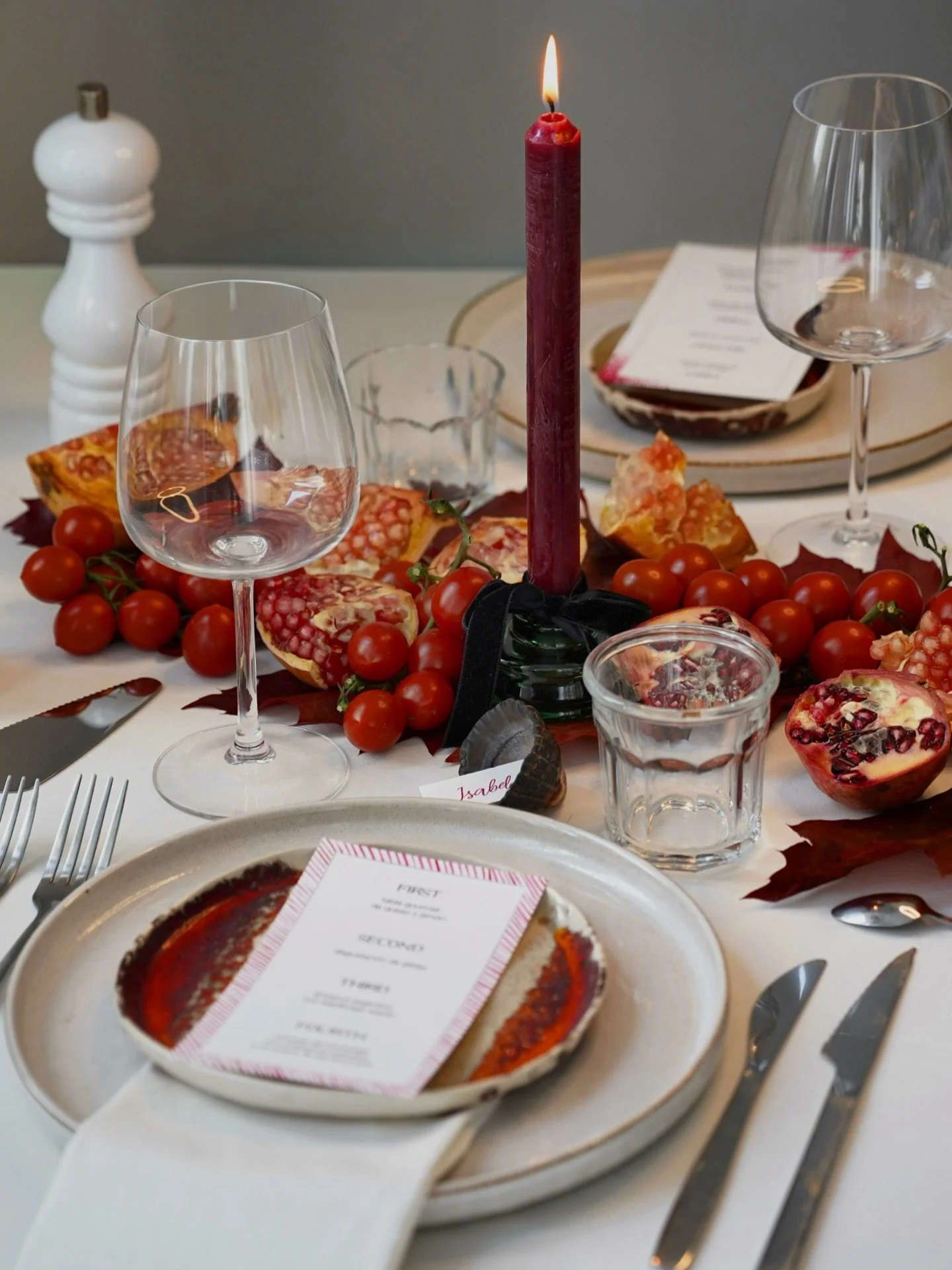 ❊ We&rsquo;re so excited to share a glimpse of our latest celebration ~ we designed a table setting full of warmth, elegance, and thoughtful details. 

Deep reds and burgundy set the tone, complemented by decadent pomegranates, red autumn leaves, and