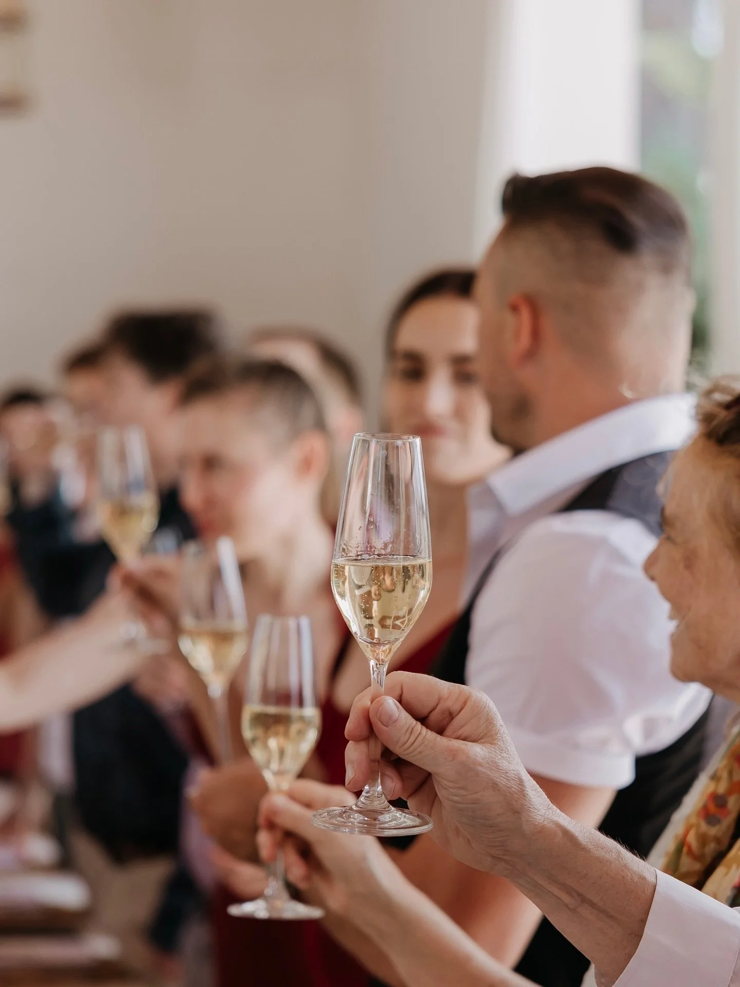 ⚘ El brindis 🥂
That magical pause in the banquete when everyone rises, glasses of cava shimmering in the light. When heartfelt words float through the air, spoken by the ones who know you best. 
It&rsquo;s the moment where laughter, love, and antici