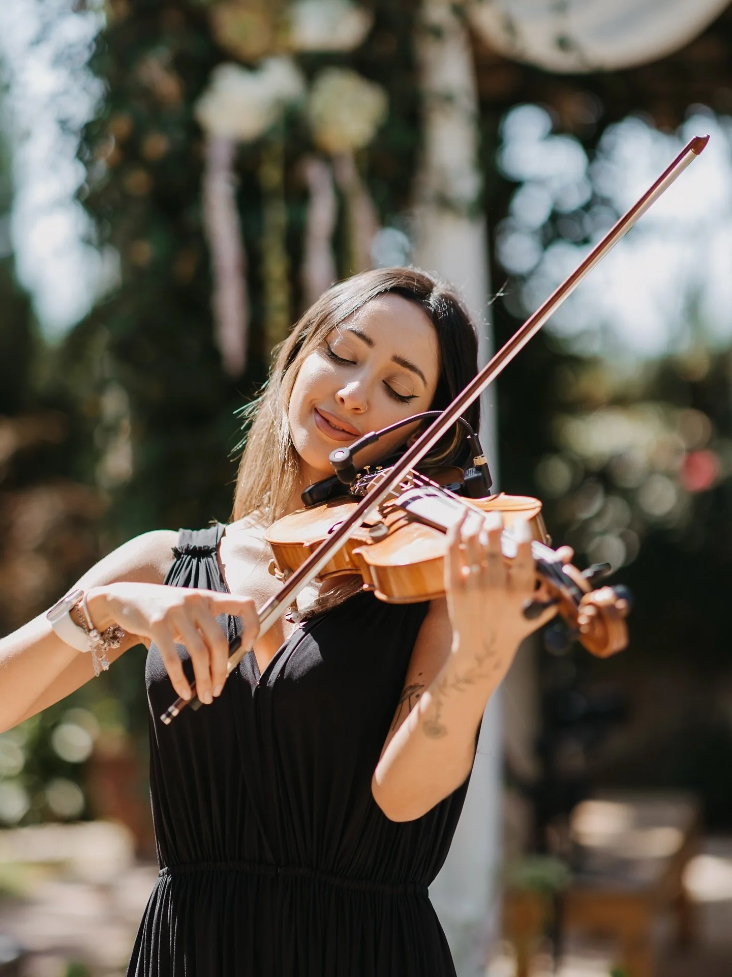 ❉ We are delighted to collaborate with a talented local artists who adds the most magical touch to your ceremony.

Choose the songs that best suit you, your love story, and your special moment.

There is nothing more romantic than walking down the ai