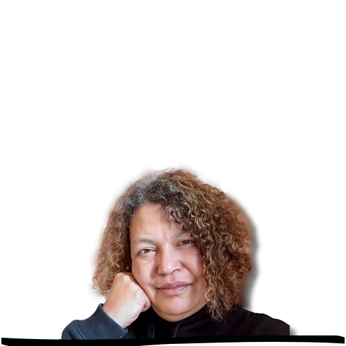 Nahaufnahme einer Frau mit lockigem braunem Haar, die auf ihre Hand stützt und nachdenklich schaut.