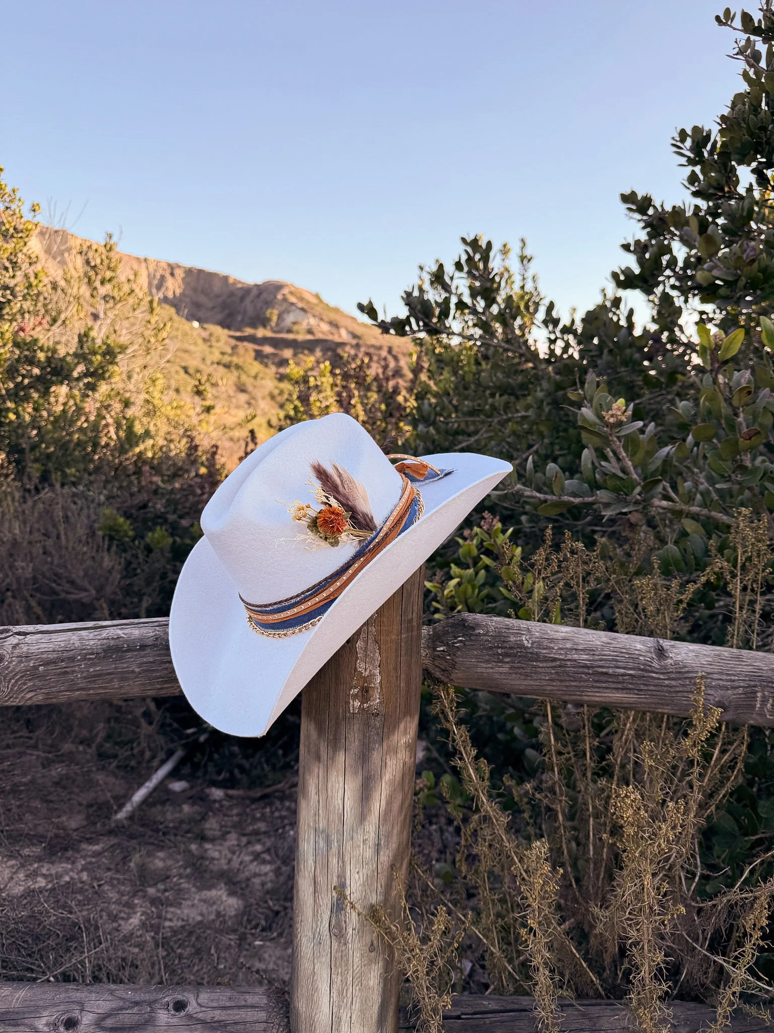 Beautiful custom ivory cattleman cowboy hat
