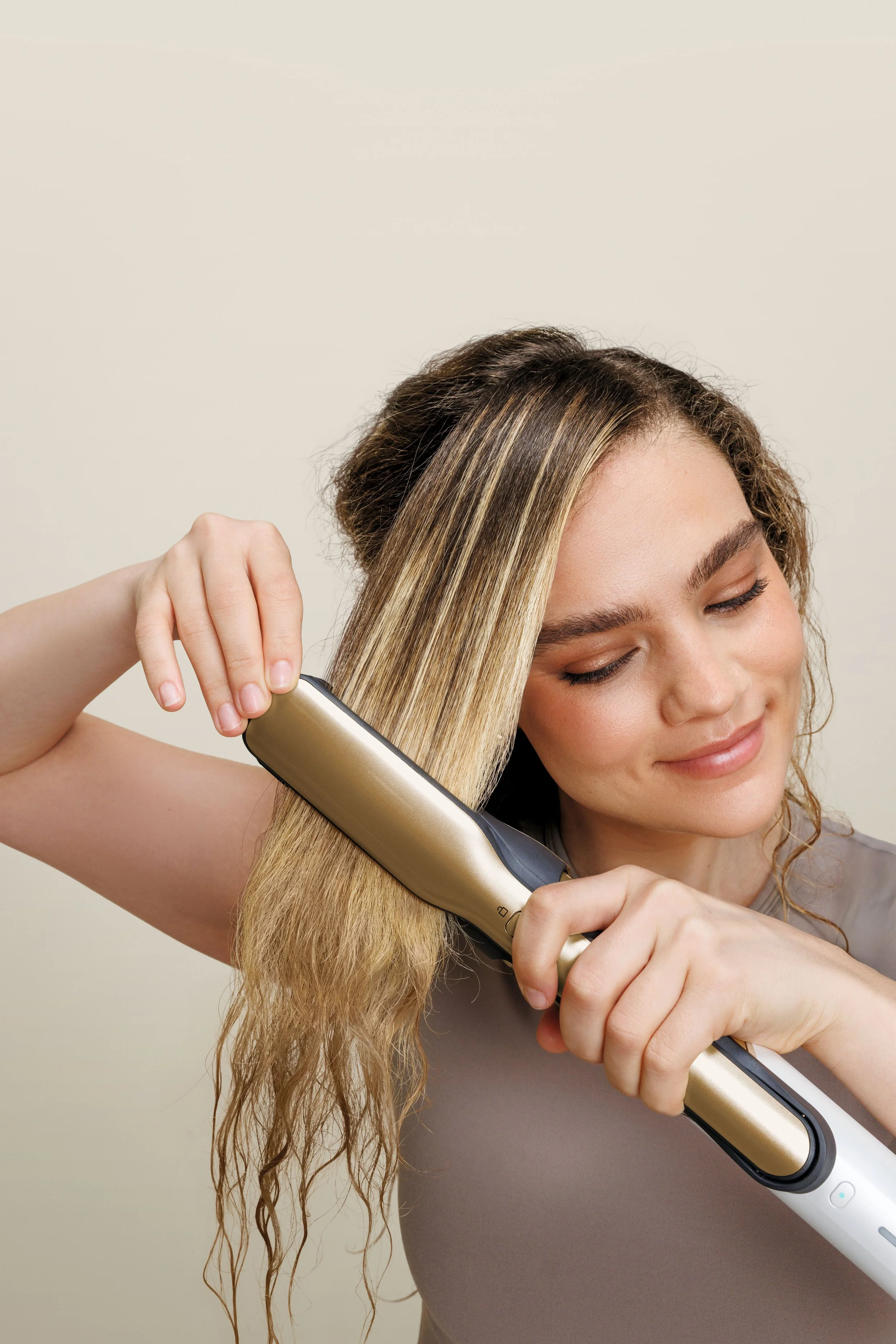 JPG-R_HD6051S_InUse_Straightener_Kiana_Styling_Wet_2.jpg