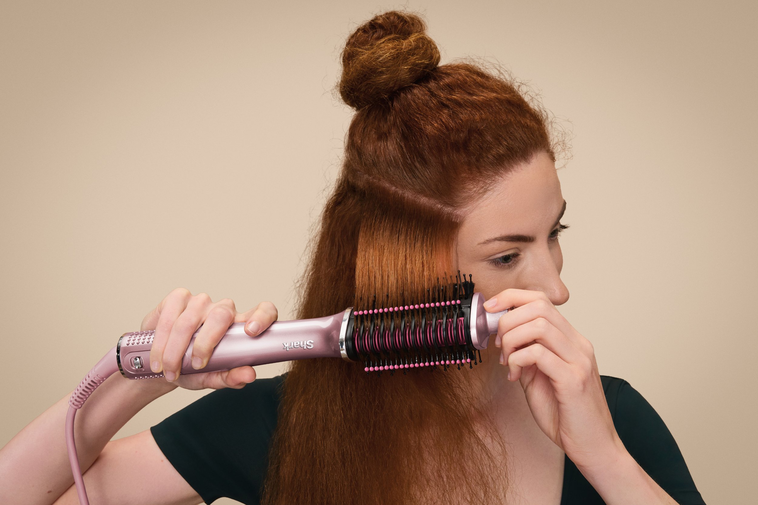 JPG-R_HT302PK_InUse_Anna_DryStyling_Step3_0337.jpg
