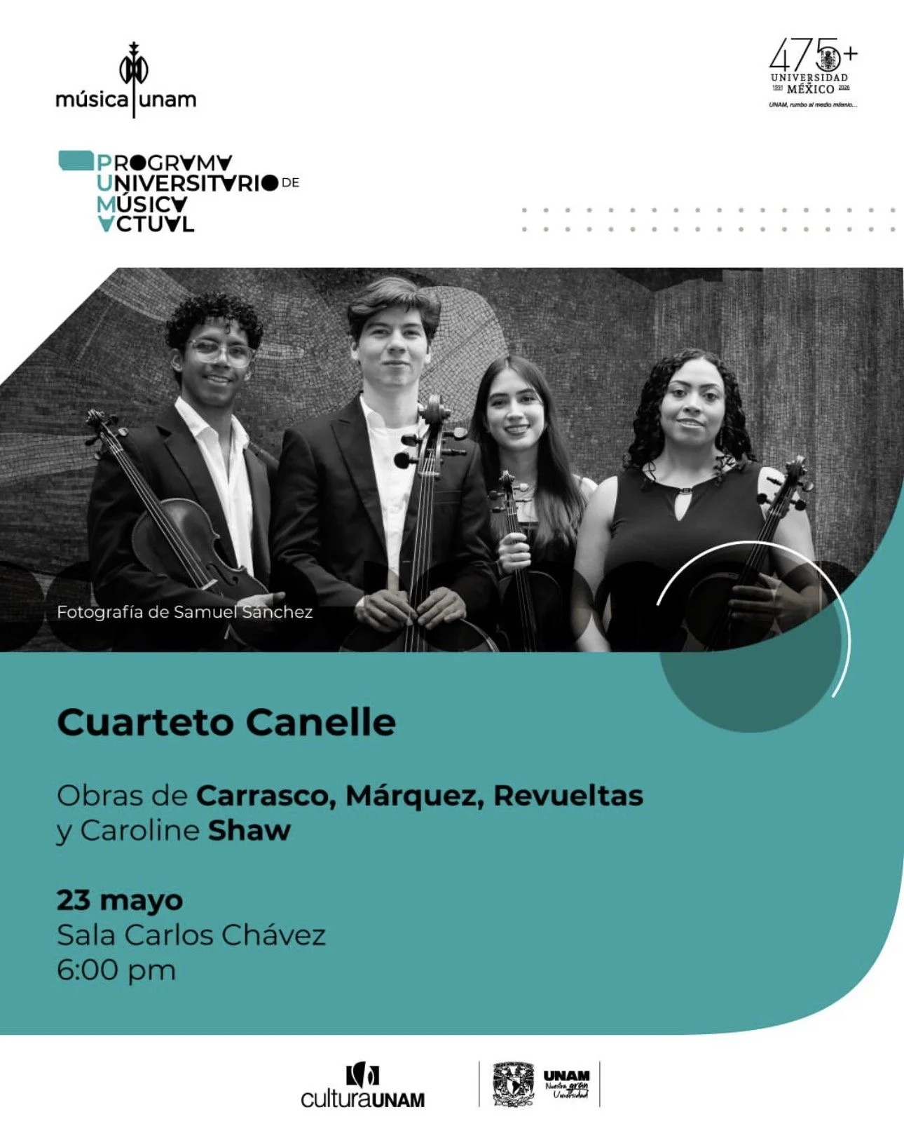 Cartel promocional en blanco y negro con cuatro músicos con instrumentos y un fondo de madera, junto a un área en color turquesa que tiene la información del evento, incluyendo el nombre del cuarteto, obras, fecha, hora y lugar, en español.