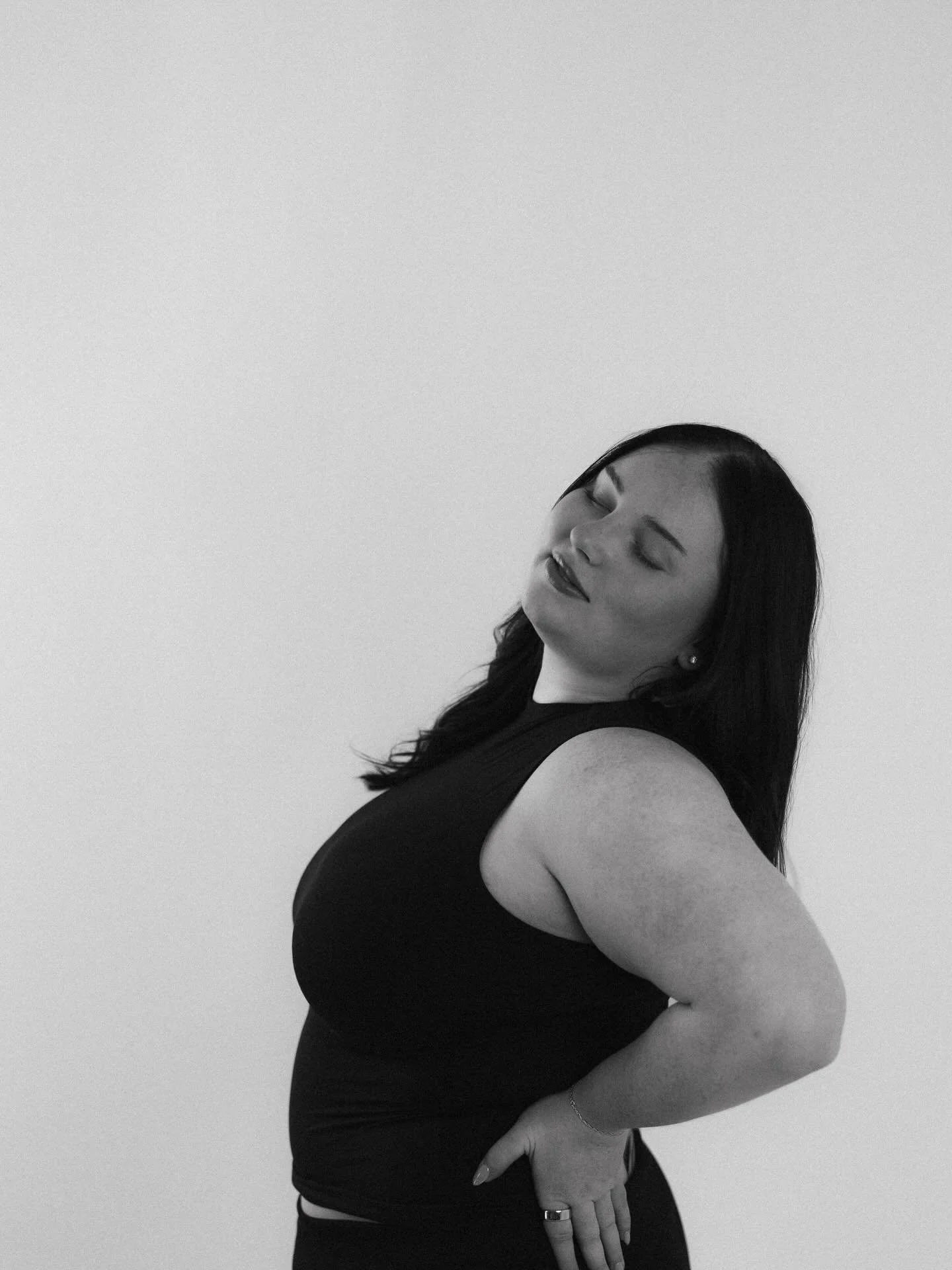 Hi I&rsquo;m Sydney 🤍

I own Toast&eacute;.

toaste is a private spray tan studio in Kansas City where everything is one on one and customized to you.

I custom mix and airbrush every tan myself, adjusting it to your skin tone and how you want it to