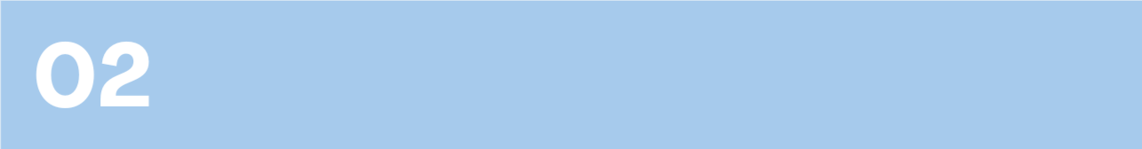 Lichtblauwe banner met grote witte tekst '02' links, op een lichte achtergrond.