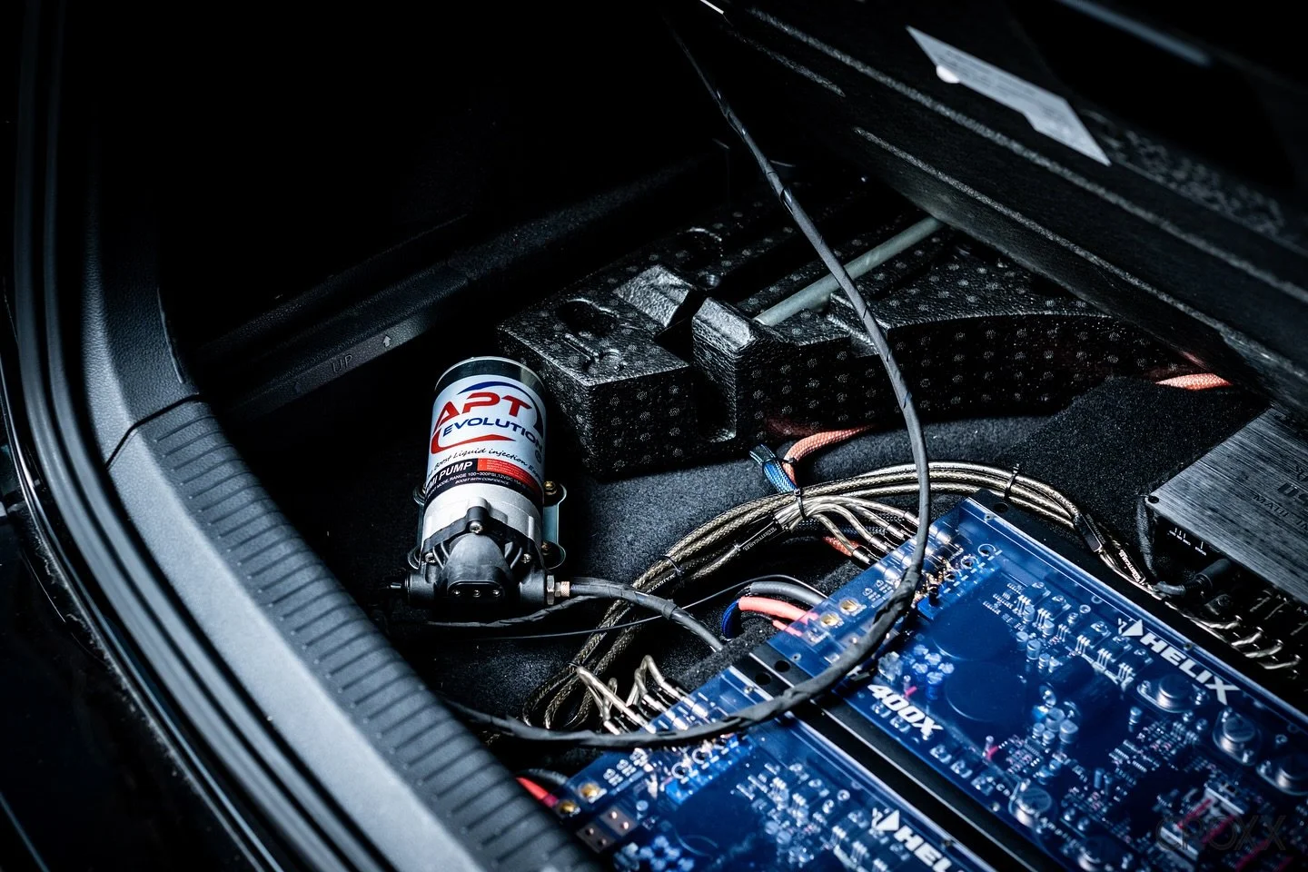 💥 𝘼𝙋𝙏 𝙀𝙑𝙊𝙇𝙐𝙏𝙄𝙊𝙉 - 𝗔𝗣𝗧 𝗗𝗚𝗥 𝗞𝗜𝗧
💦 𝗪𝗮𝘁𝗲𝗿-𝗠𝗲𝘁𝗵𝗮𝗻𝗼𝗹 𝗜𝗻𝗷𝗲𝗰𝘁𝗶𝗼𝗻(𝗪𝗠𝗜)水+酒精噴注系統
🐴 直接而有效提升馬力 💥 適合賽道、競速、高性能車型

是次安裝實例 - VW GOLF 7 R

✓ 提升性能同燃燒效率
✓ 高溫環境下增加動力輸出
✓ 大幅降低進氣溫度（IAT）
✓ 可讓引擎用更進取嘅點火時間同更高增壓運行

套裝包括：
✓ 全新超薄錶