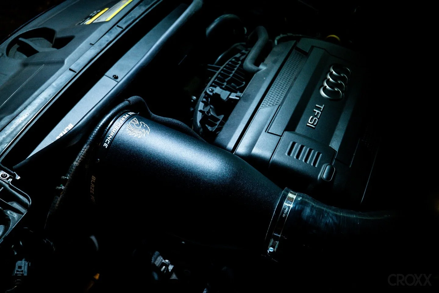 💥 絕對唔係得個樣！堅有設計、有實際、有效果
🇿🇦 𝘽𝙡𝙖𝙯𝙚 𝙋𝙚𝙧𝙛𝙤𝙧𝙢𝙖𝙣𝙘𝙚 - 𝙑𝘼𝙂 改裝界黑馬
💨 強暴式集風進氣系統
進氣量𝑼𝑷 ! 索氣聲𝑮𝑬𝑻 ! 馬扭力𝑼𝑷 !

是次安裝實例 - AUDI TT 8S MK3

Blaze Performance 𝘼𝙏𝙤𝙈 𝙍𝘼𝘾𝙀 導風設計簡直係超強：
◎ 倒插式高流量空氣濾隔
◎ 全面覆蓋式導風板
◎２.２吋金屬進氣口
◎６吋 集風箱
◎４吋 導風管

CR