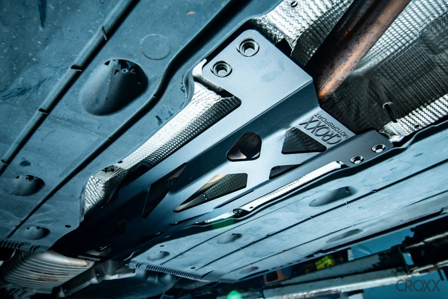 [可能係MQB底盤最強車架強化組合]
🇭🇰𝘾𝙍𝙊𝙓𝙓強化底架 x 🇬🇧𝘽𝘼𝙁尾箱架
提升車架強度及指向性、加強車尾動態
FEEL得到、揸得出・性價比改裝之選

🇭🇰𝘾𝙍𝙊𝙓𝙓 𝙇𝙊𝙒𝙀𝙍 𝘽𝙍𝘼𝘾𝙀 強化底架
產品編號 #LBSMQB
✓ 加強 車架鋼性
✓ 提升 操控性
✓ 提升 指向性
✓ 完美 𝙁𝙄𝙏𝙈𝙀𝙉𝙏
★ 選用 6061-T6 鋁合金
★ 香港設計
★ 臺灣製造

🇬🇧𝘽𝘼𝙁 𝙈𝙤𝙩𝙤𝙧𝙨