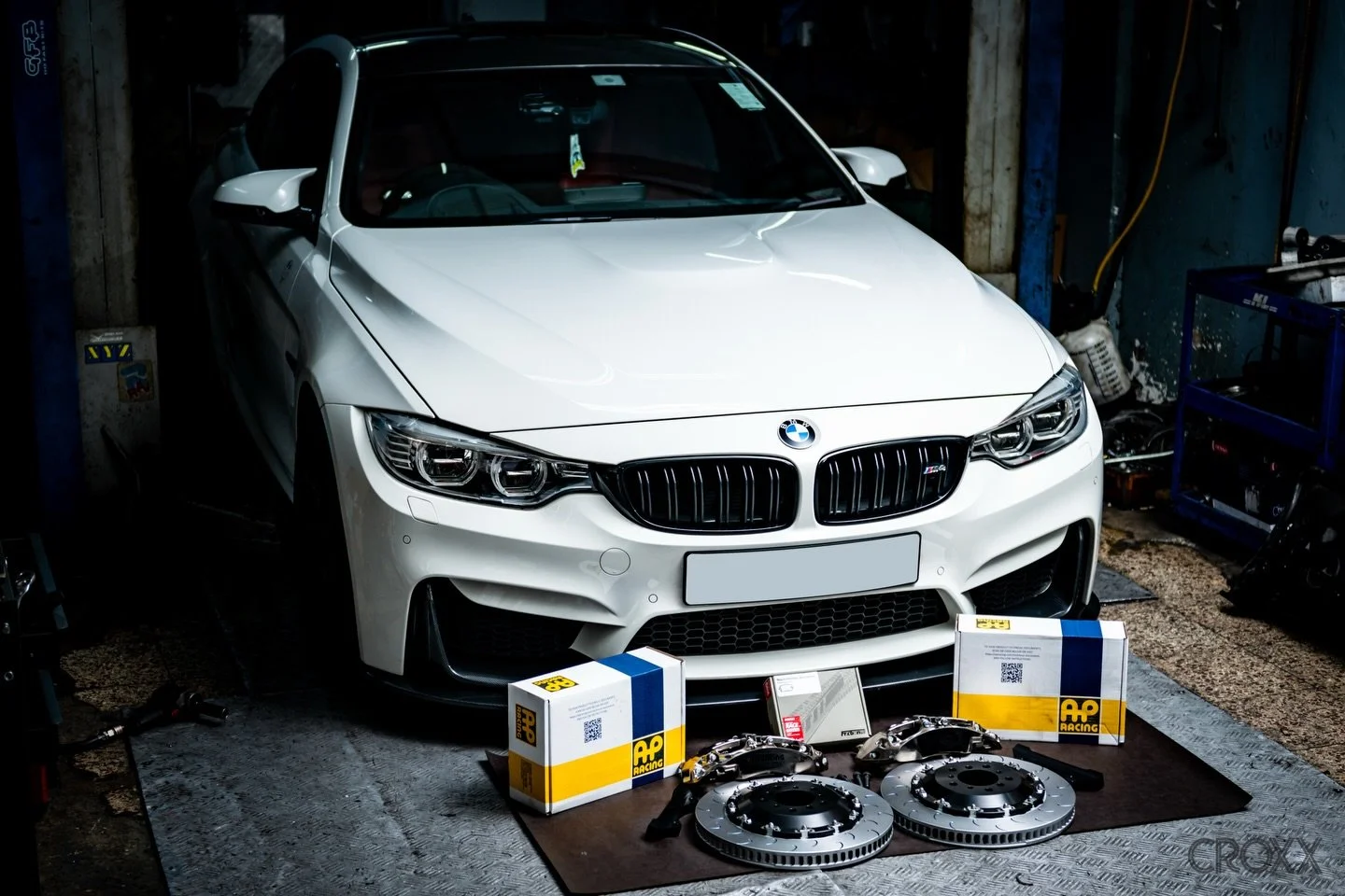 🇩🇪 𝗕𝗠𝗪 𝗠𝟰 𝗖𝗼𝗺𝗽𝗲𝘁𝗶𝘁𝗶𝗼𝗻 制動升級
🇬🇧 𝗔𝗣 𝗥𝗔𝗖𝗜𝗡𝗚 𝟵𝟲𝟲𝟴 𝗥𝗮𝗱𝗶-𝗖𝗔𝗟 𝟲𝗣𝗢𝗧
制動力𝗨𝗣！耐熱表現𝗨𝗣！安全性𝗚𝗘𝗧！
腳感更實淨~ 反應更快~ 制動更線性~

𝗣𝗥𝗢 𝟱𝟬𝟬𝟬𝗥 𝟵𝟲𝟲𝟴 設計特點：
◎ Electroless Nickel Plated (ENP) 電鍍工藝
 > 更強抗腐蝕性，耐用度穩定性更佳

◎ Ra