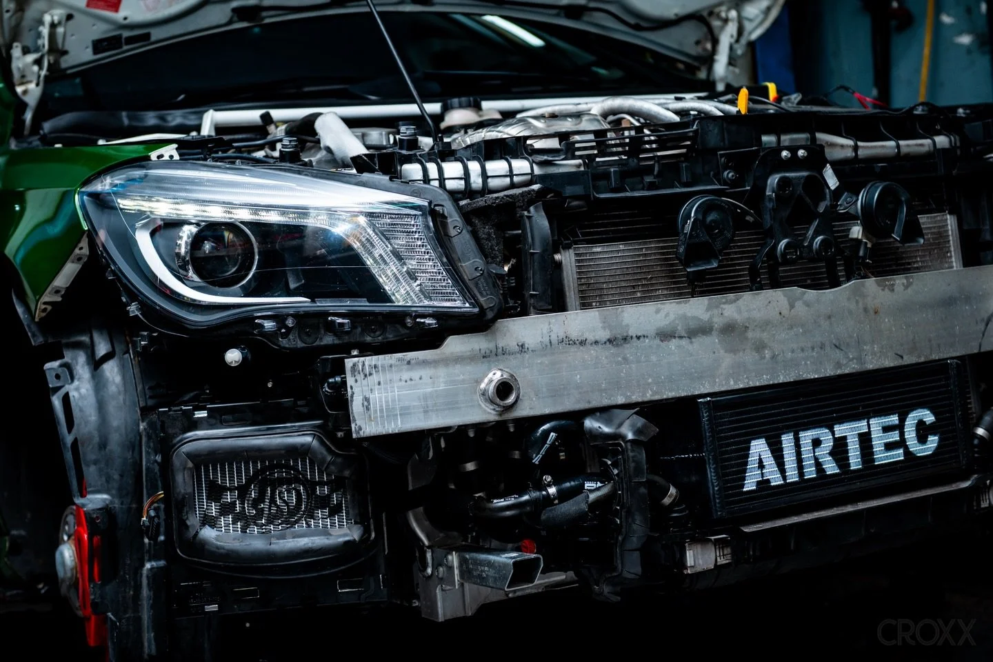 🇬🇧 AIRTEC 增壓水冷排 x 🇺🇸 CSF 輔助散熱器
冷卻系統能力UP！溫度DOWN！減少高溫衰退GET!
激烈駕駛、高馬力改裝、Track Day｜必裝項目

安裝實例 Mercedes-Benz A45 AMG

AIRTEC 增壓水冷排
✓ 提升冷卻效率
✓ 降低進氣溫度
✓ 70mm厚散熱核心
✓ 減少高溫衰退問題

CSF 輔助散熱器
✓ 完美替代原廠
✓ 降低引擎水溫
✓ 減少高溫衰退問題
✓ 厚度由42mm提升至68mm
✓ 核心由1-Row提升至2-Row

改裝