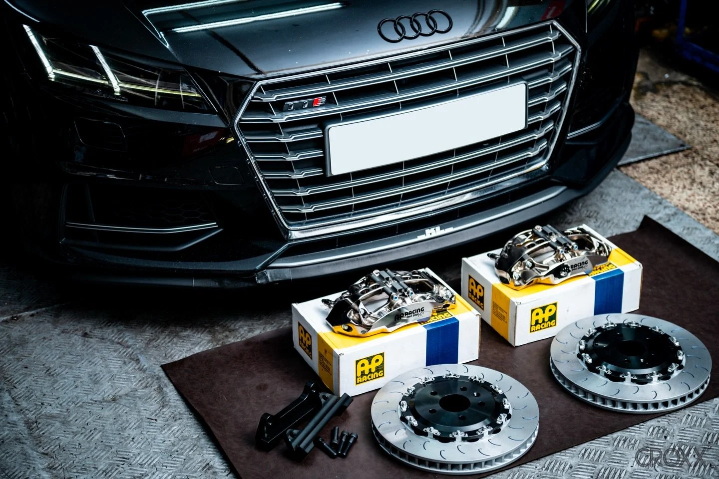 🇩🇪 𝗔𝗨𝗗𝗜 𝗧𝗧𝗦 𝟴𝗦 制動升級￼
🇬🇧 𝗔𝗣 𝗥𝗔𝗖𝗜𝗡𝗚 𝟵𝟲𝟲𝟴 𝗥𝗮𝗱𝗶-𝗖𝗔𝗟 𝟲𝗣𝗢𝗧
制動力𝗨𝗣！耐熱表現𝗨𝗣！安全性𝗚𝗘𝗧！
腳感更實淨~ 反應更快~ 制動更線性~

𝗣𝗥𝗢 𝟱𝟬𝟬𝟬𝗥 𝟵𝟲𝟲𝟴 設計特點：
◎ Electroless Nickel Plated (ENP) 電鍍工藝
 > 更強抗腐蝕性，耐用度穩定性更佳

◎ Radi-CAL 非對稱鍛造卡