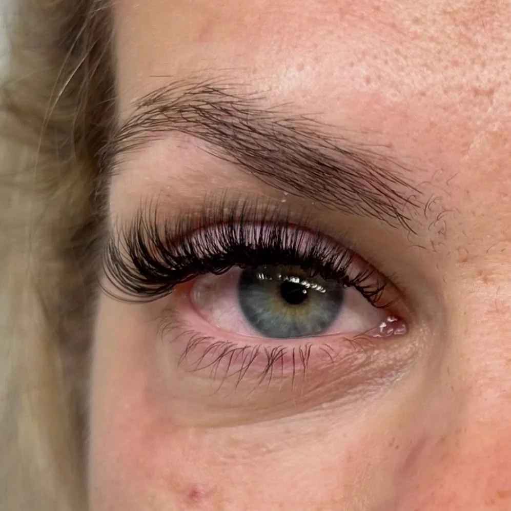 Soft, fluffy &amp; flawless 🤍
De perfecte balans tussen natuurlijk en glam ✨

📍Salon Sayah &ndash; jouw lashes, jouw moment 💫

#softvolume #wimperextensions #lashset #beautysalonhellevoetsluis #beautysalon #lashartist #selfcaremoment #salonvibes #