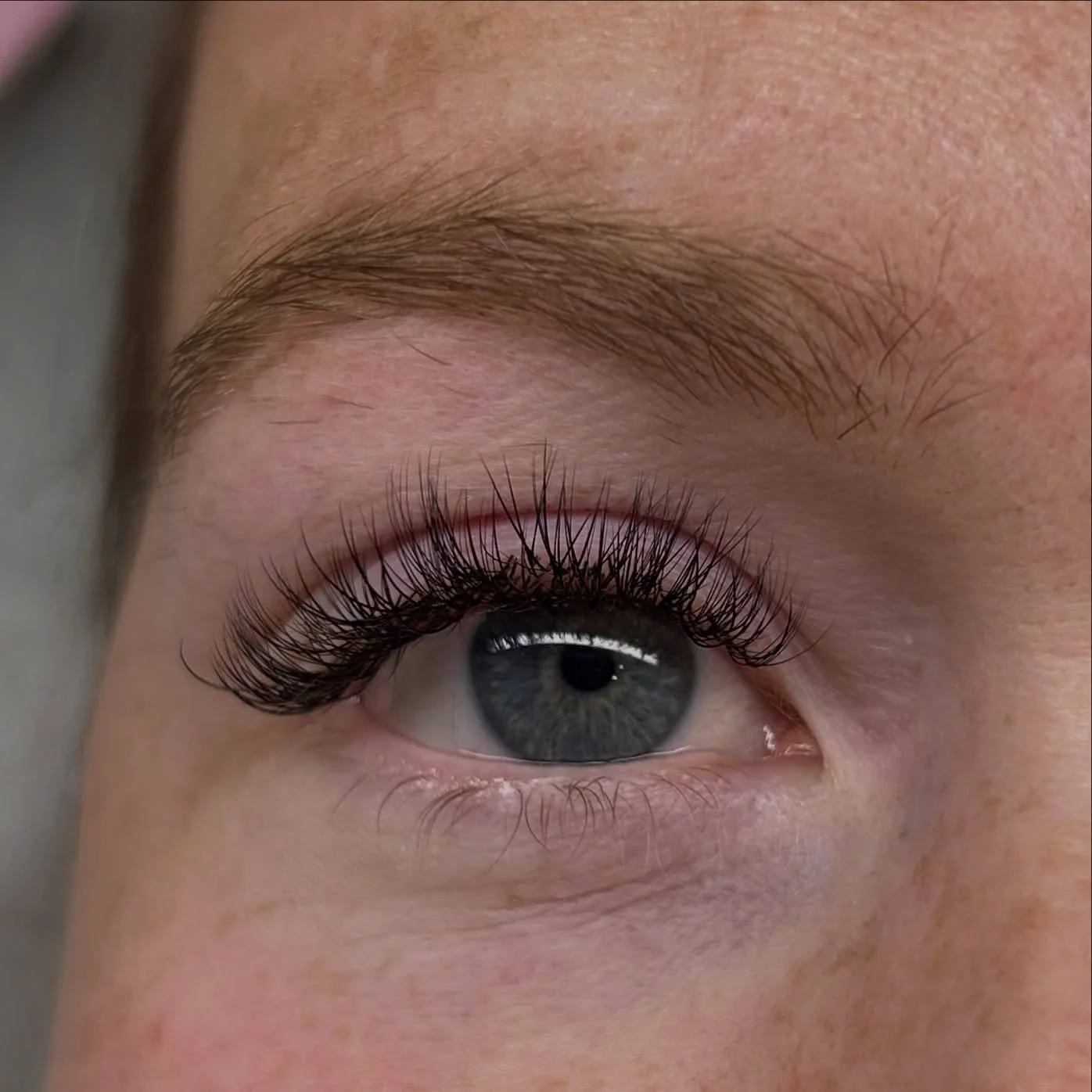 Natural hybrid look ✨

De perfecte combinatie van one by one en zachte volume wimpertjes voor een frisse, natuurlijke uitstraling.

Wil jij ook zo&rsquo;n mooie subtiele set voor de feestdagen? Stuur me een berichtje, ik plan je graag in! 🩷

📍Helle