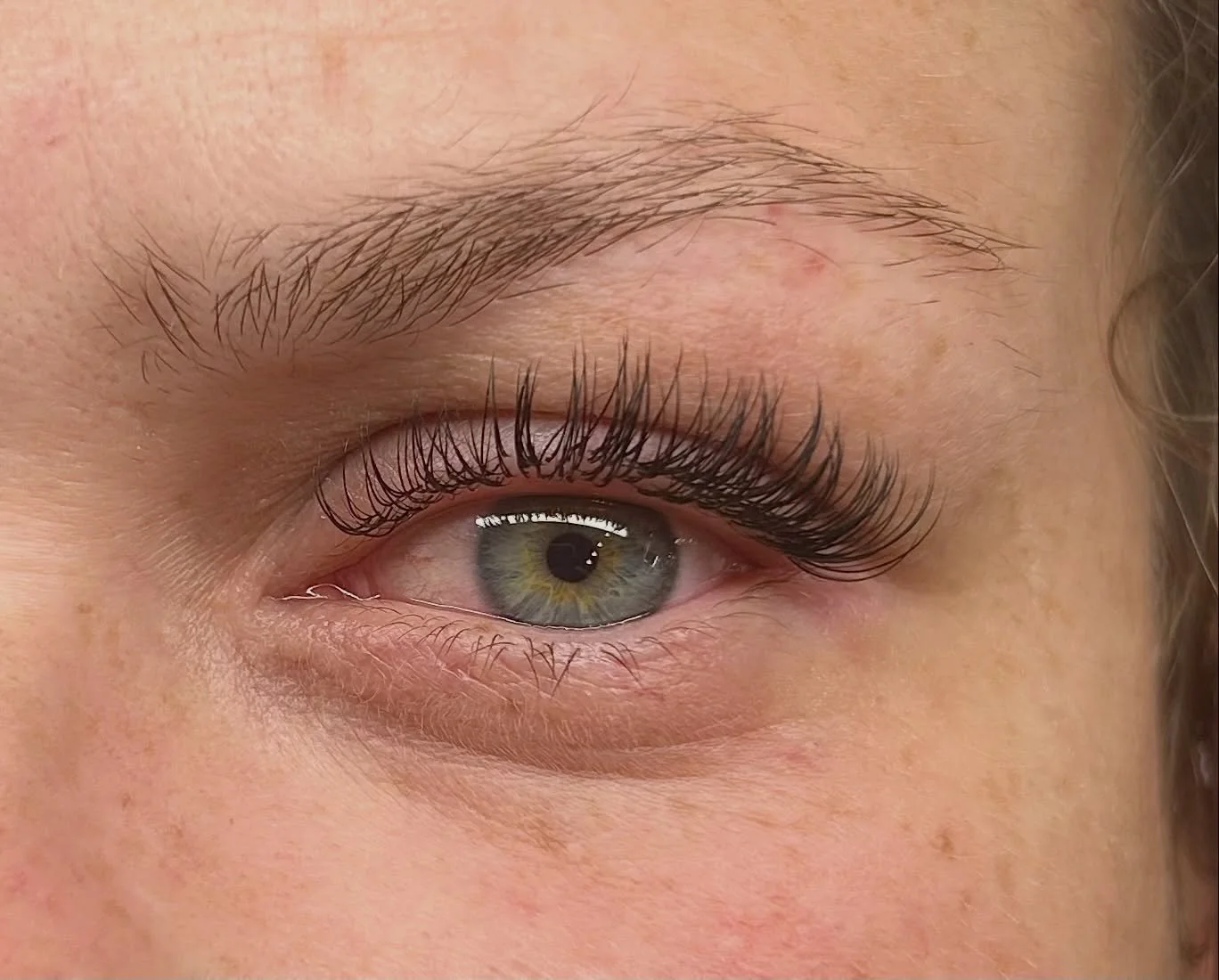 Geen massa, geen overdaad ✨
Gewoon mooi en subtiel 🌿

One by one wimpers, met zorg gezet bij Salon Sayah 🤎

Sometimes, less is more! 

#wimpers #onebyonelashes #lashartistnl #lashesofinstagram
#holidayvibes #softglam #naturallashes #beautysalon
#wi