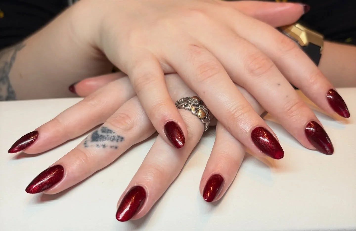 Less is more.. Deze bloedrode kleur is krachtig, vrouwelijk en tijdloos. 

Klaar voor je volgende afspraak? ❤️

#hellevoetsluis #voorneputten #rednails #classynails #hellevoetsluisnagels
