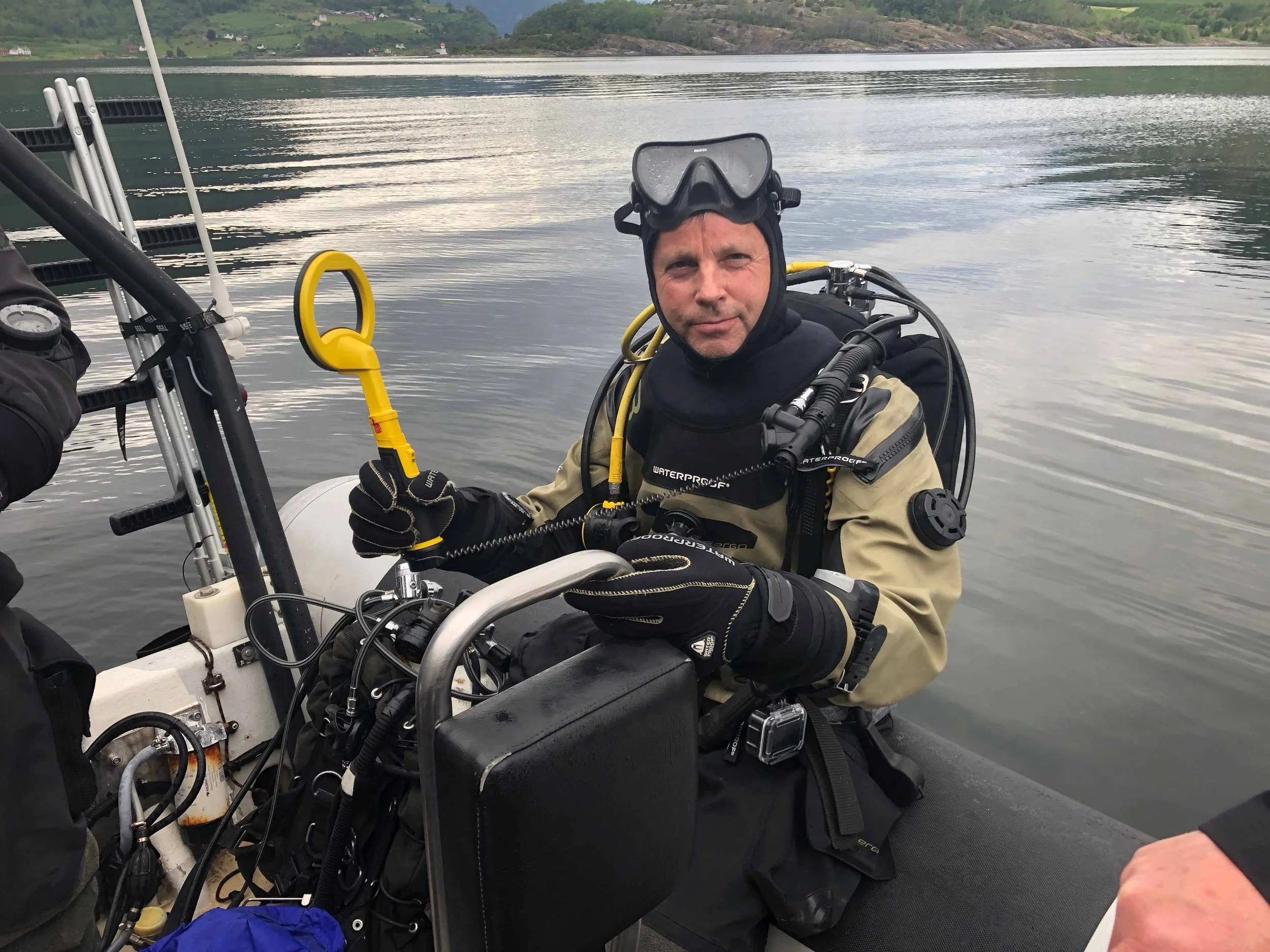 En mann i dykkerutstyr som leiter etter spor frå slaget i Sognefjorden.