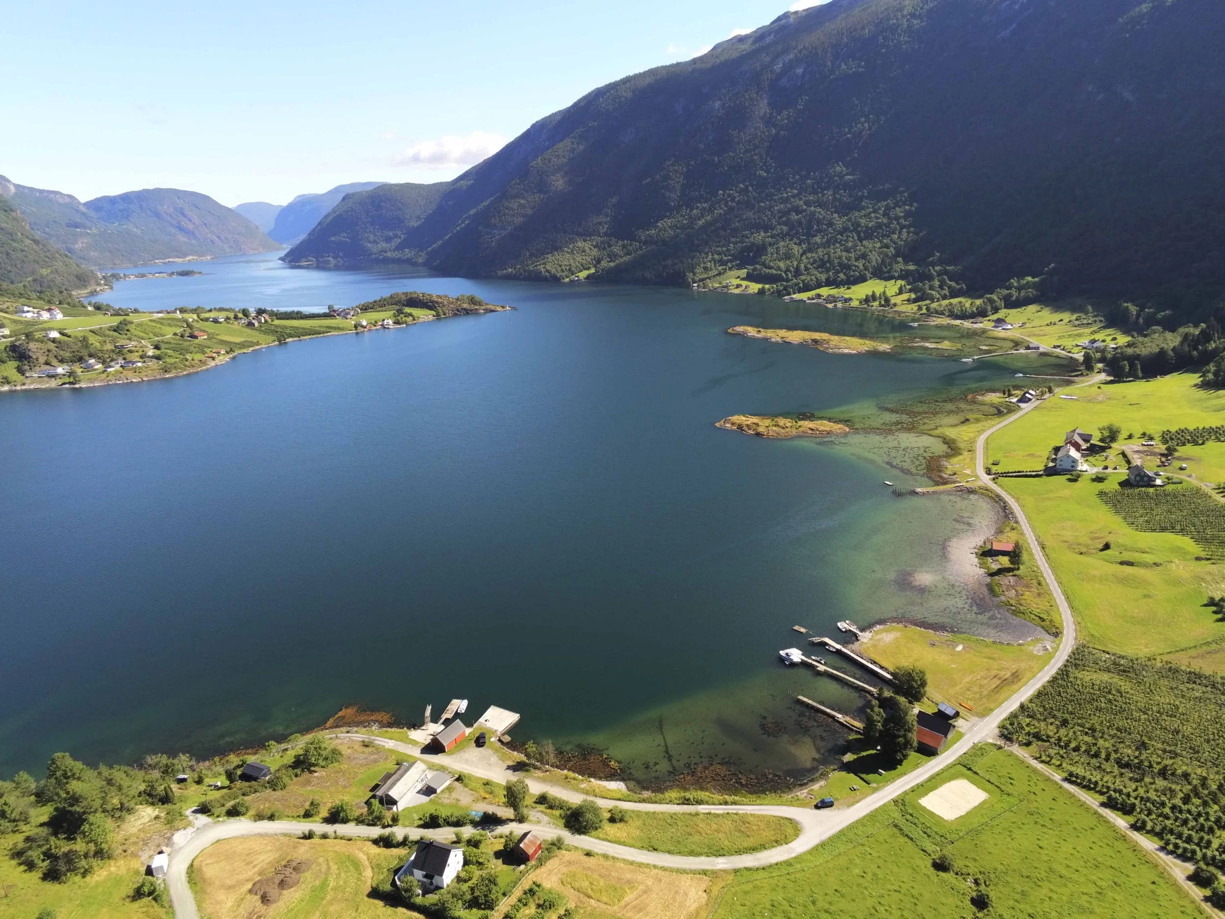 Dronefoto/ oversiktsbilde over fimreite og sognefjorden.