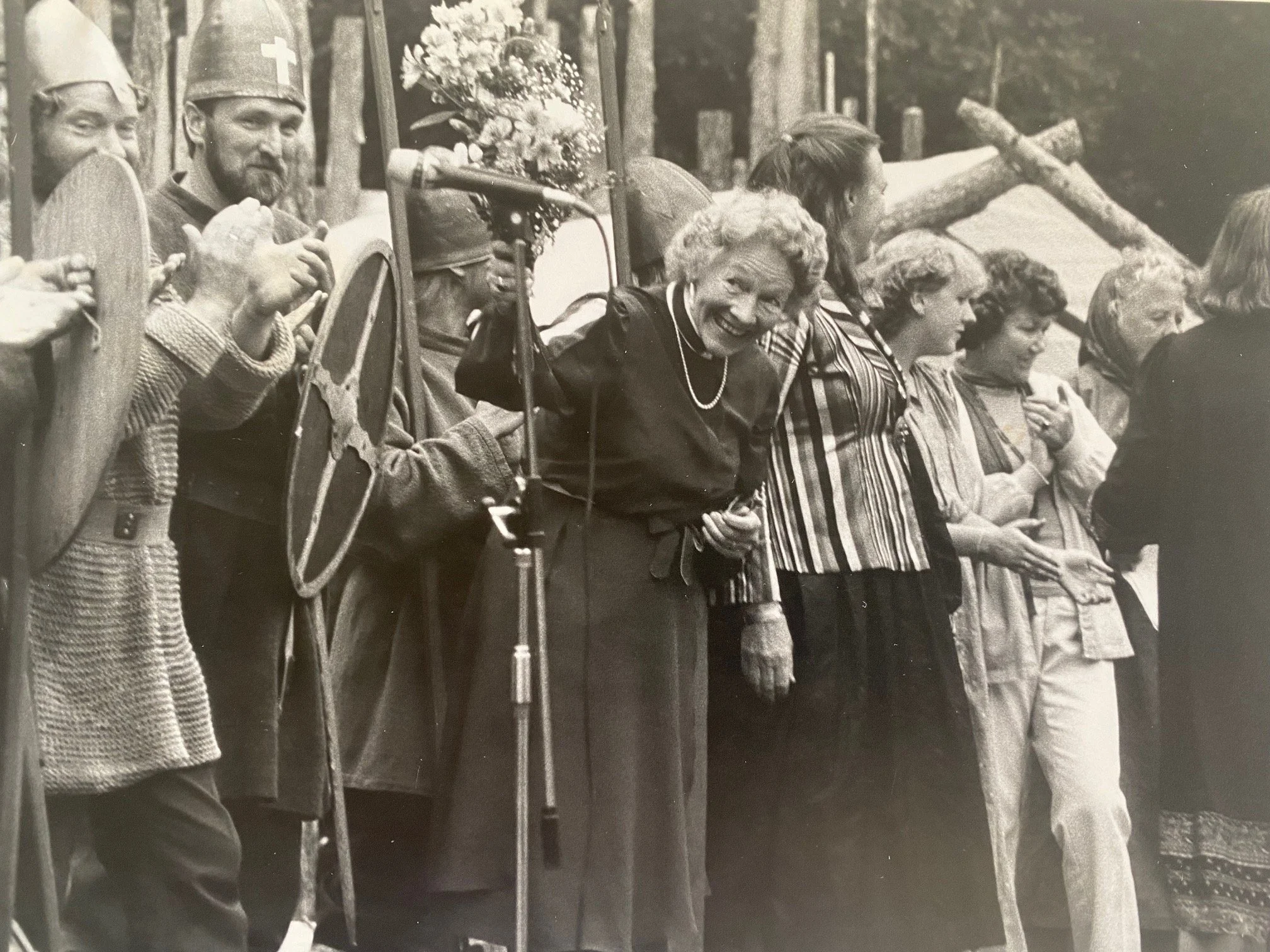 Svart kvitt foto frå Fimireitespelet. Wibeke Knagenhjelm (i midten)  skreiv Fimreitespelet som berre vart sett opp to gonger.