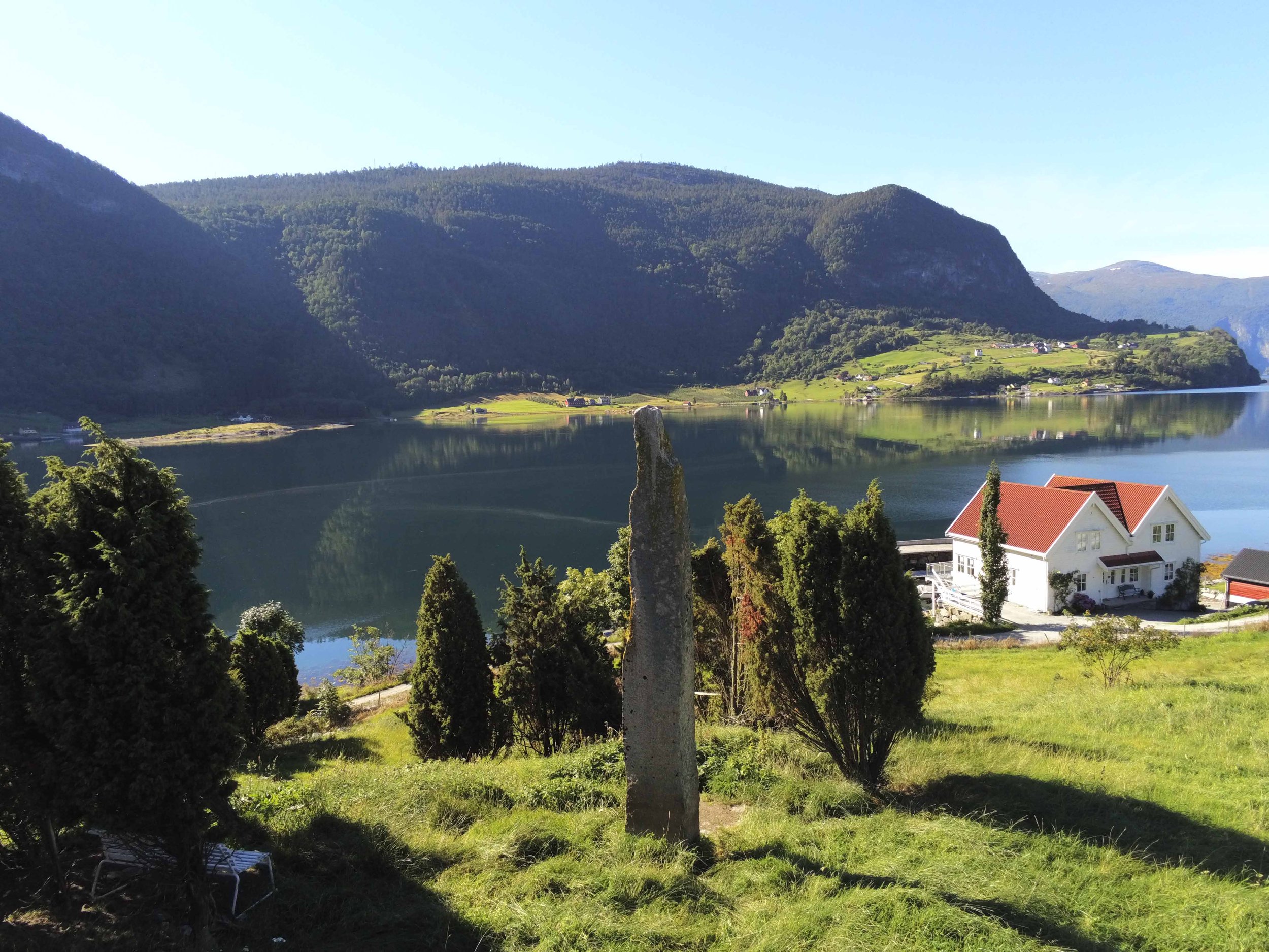 Sognefjorden og bauten til minne om slaget ved Fimreite.