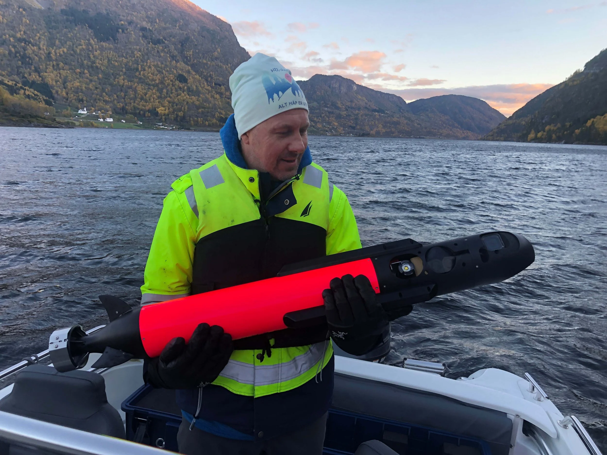 Det er brukt både dykkarar og moderne teknologi i søket etter spor frå Fimreite-slaget. Mann i refleksjakke held teksnisk utstyr.