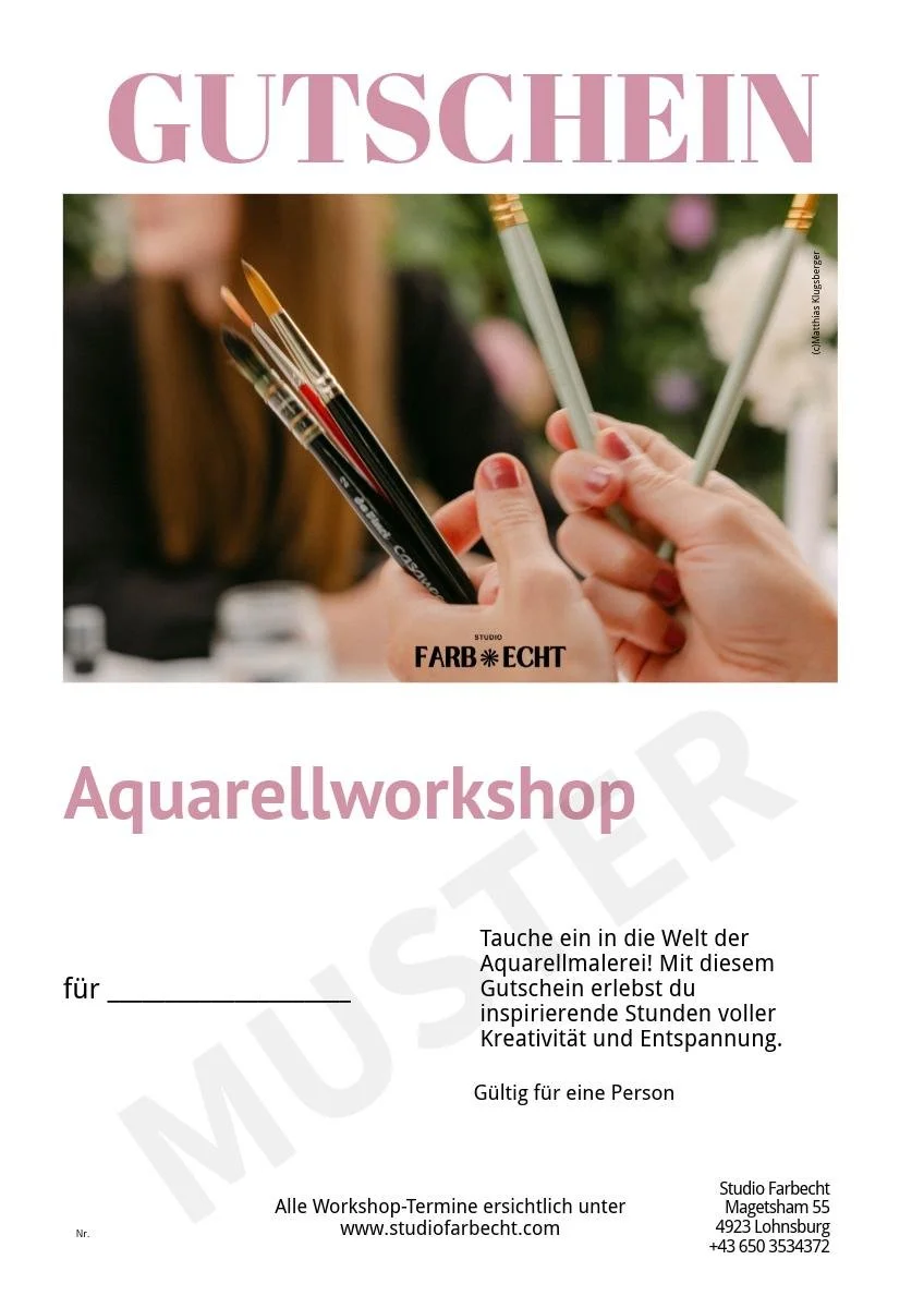 Gutschein für einen Aquarellworkshop, mit einem Bild von Pinseln in der Hand, im Hintergrund ein Blumenbild. Text beschreibt den Workshop für Aquarellmalerei, gültig für eine Person, mit Studioadresse und Webseite.