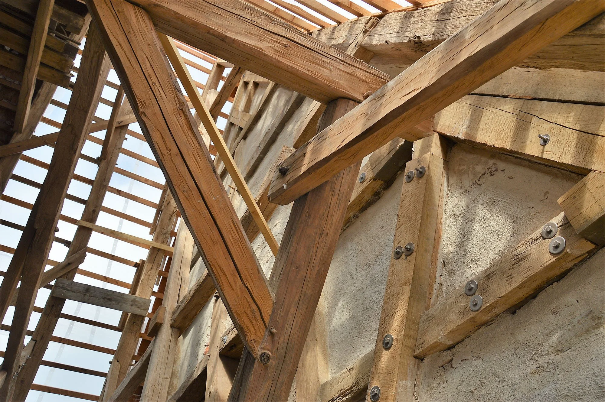 Baugerüst und Holzkonstruktion im Rohbau eines Hauses, Blick nach oben