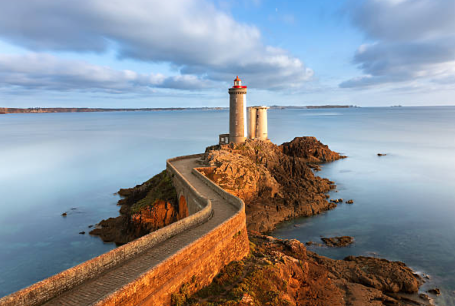 Phare emblématique du Pays d'Iroise, lieu idéal pour sessions sauna mobile en bord de mer