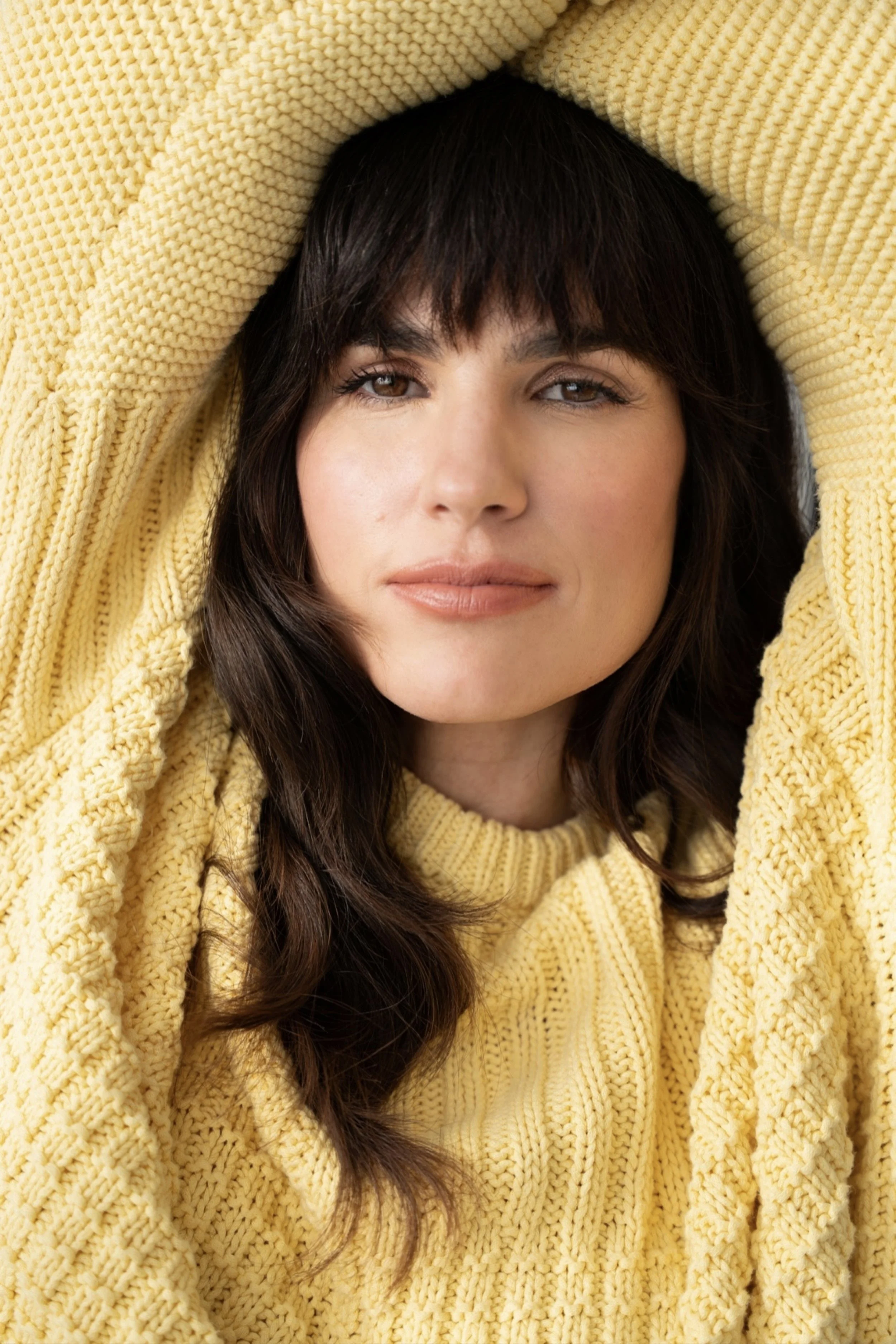 Nicola Dow, nicoladow, nederlands fotomodel met een bruine top aan. Amsterdam model, photomodel, beauty