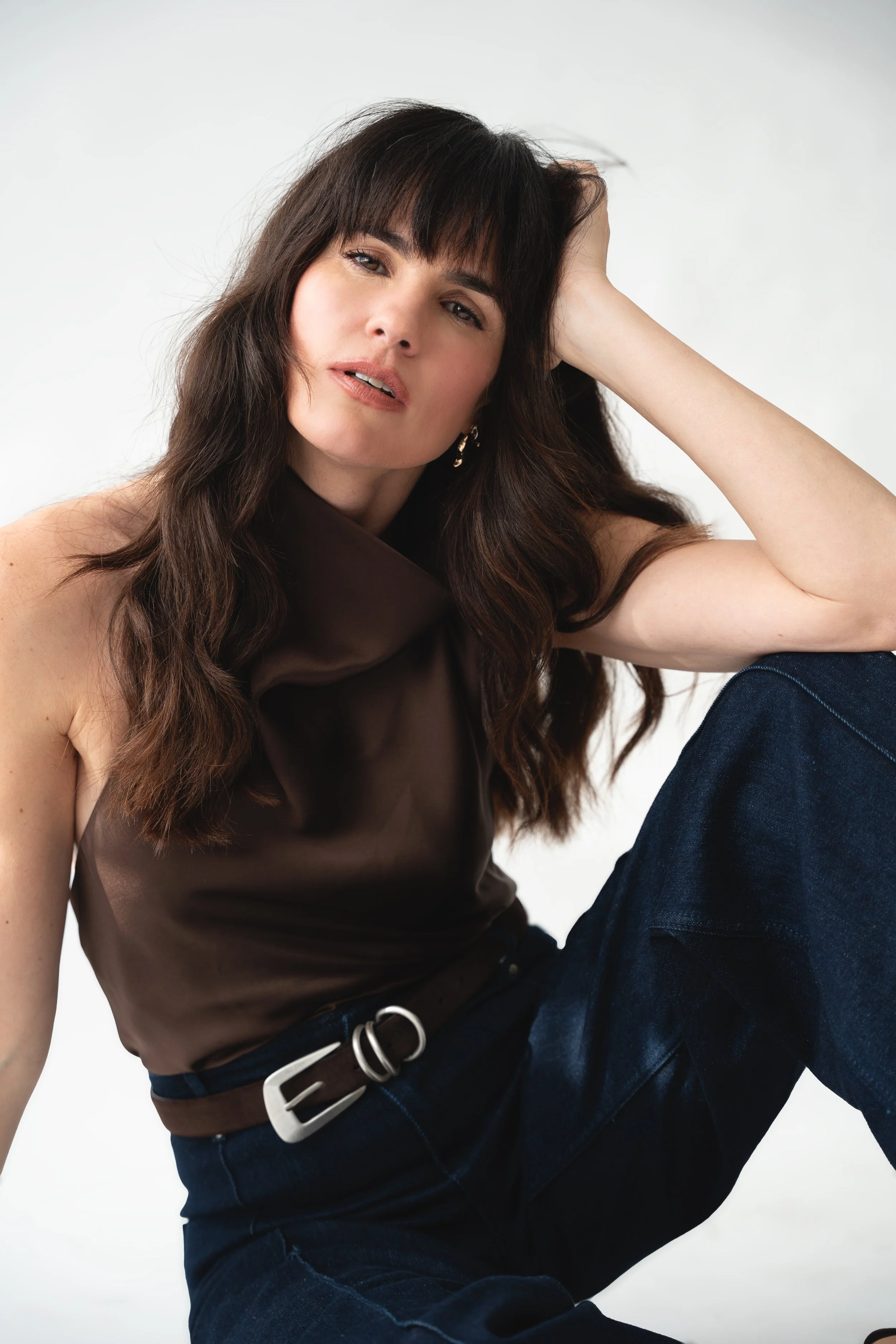 Nicola Dow, nicoladow, nederlands fotomodel met een bruine top aan. Amsterdam model, photomodel, beauty