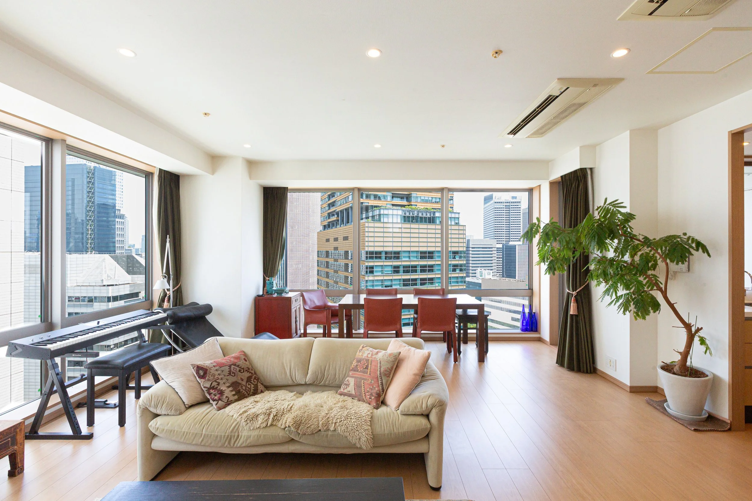 02 - Living Room.jpg