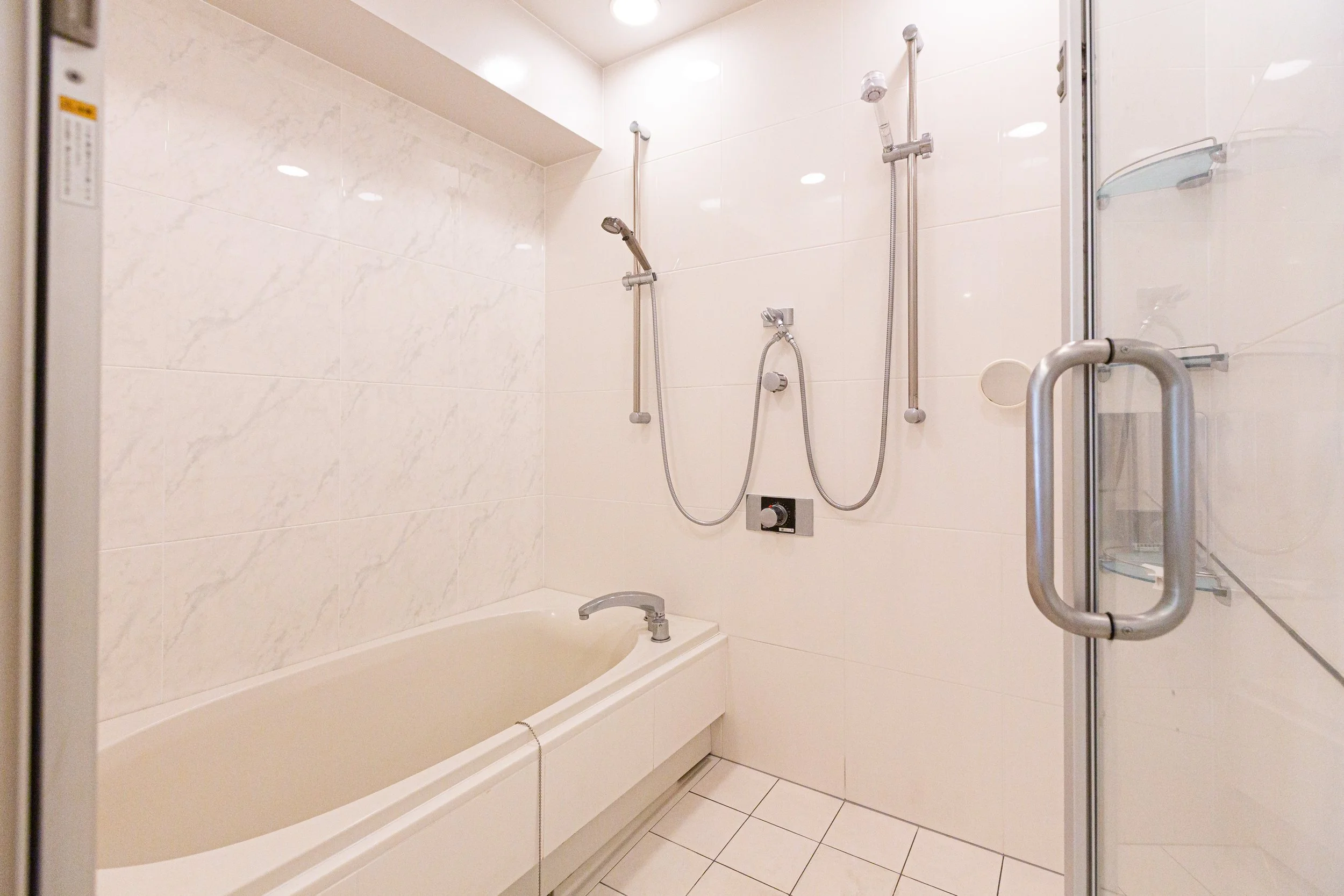15 - Bathroom.jpg